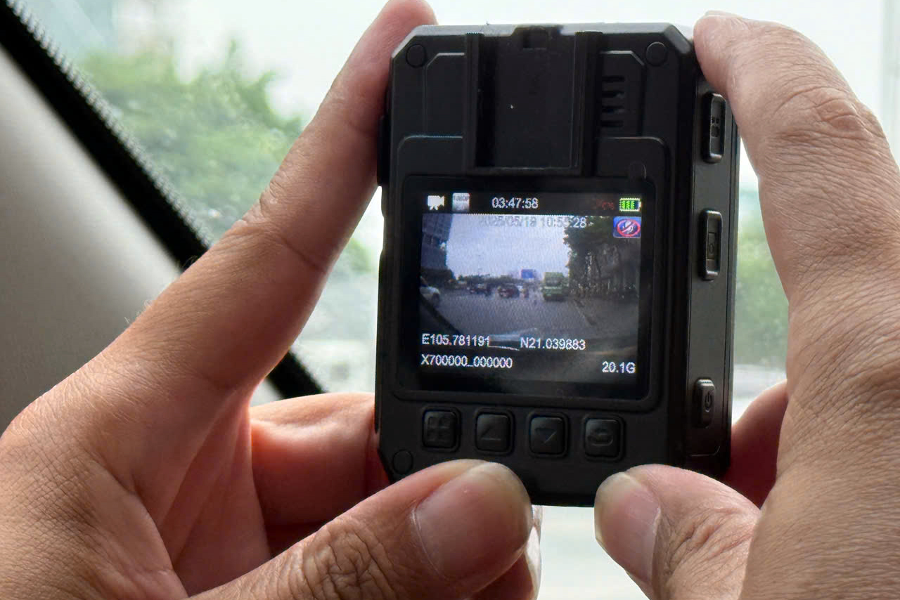 CSGT ghi hình, xử phạt gần 200 xe khách vi phạm quanh bến Mỹ Đình- Ảnh 2. CSGT ghi hình, xử phạt gần 200 xe khách vi phạm quanh bến Mỹ Đình- Ảnh 2.