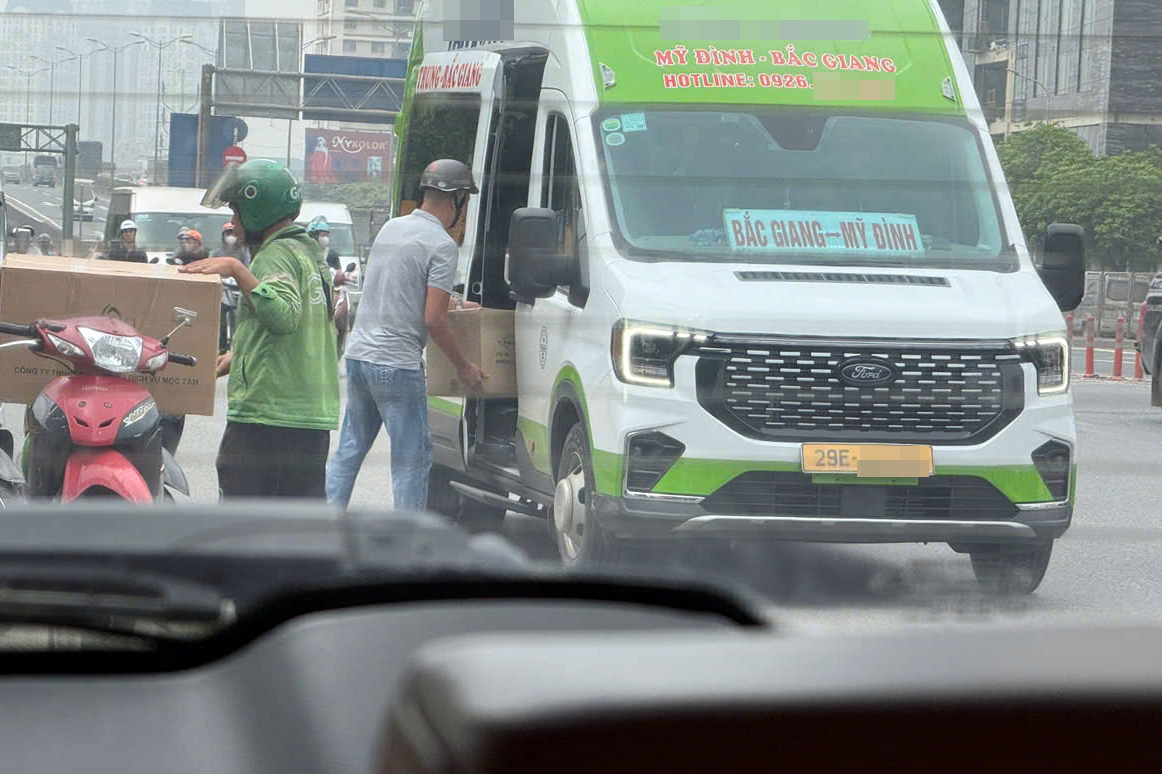 CSGT ghi hình, xử phạt gần 200 xe khách vi phạm quanh bến Mỹ Đình- Ảnh 5. CSGT ghi hình, xử phạt gần 200 xe khách vi phạm quanh bến Mỹ Đình- Ảnh 5.