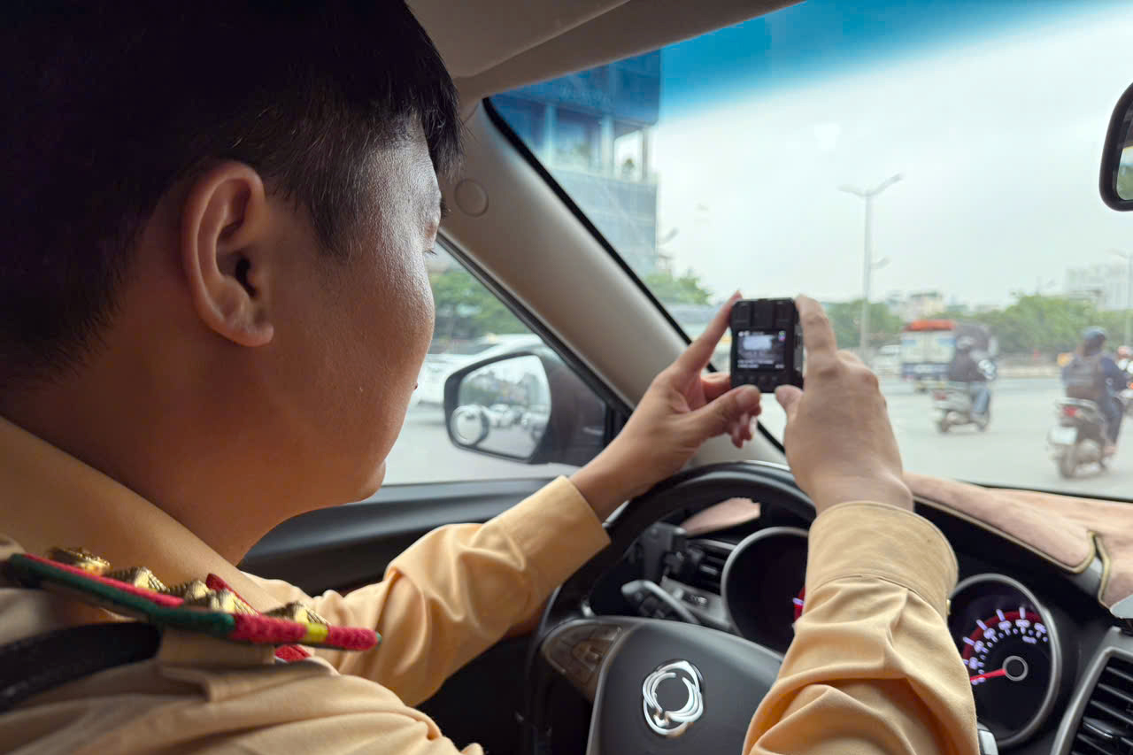 CSGT ghi hình, xử phạt gần 200 xe khách vi phạm quanh bến Mỹ Đình- Ảnh 1. CSGT ghi hình, xử phạt gần 200 xe khách vi phạm quanh bến Mỹ Đình- Ảnh 1.