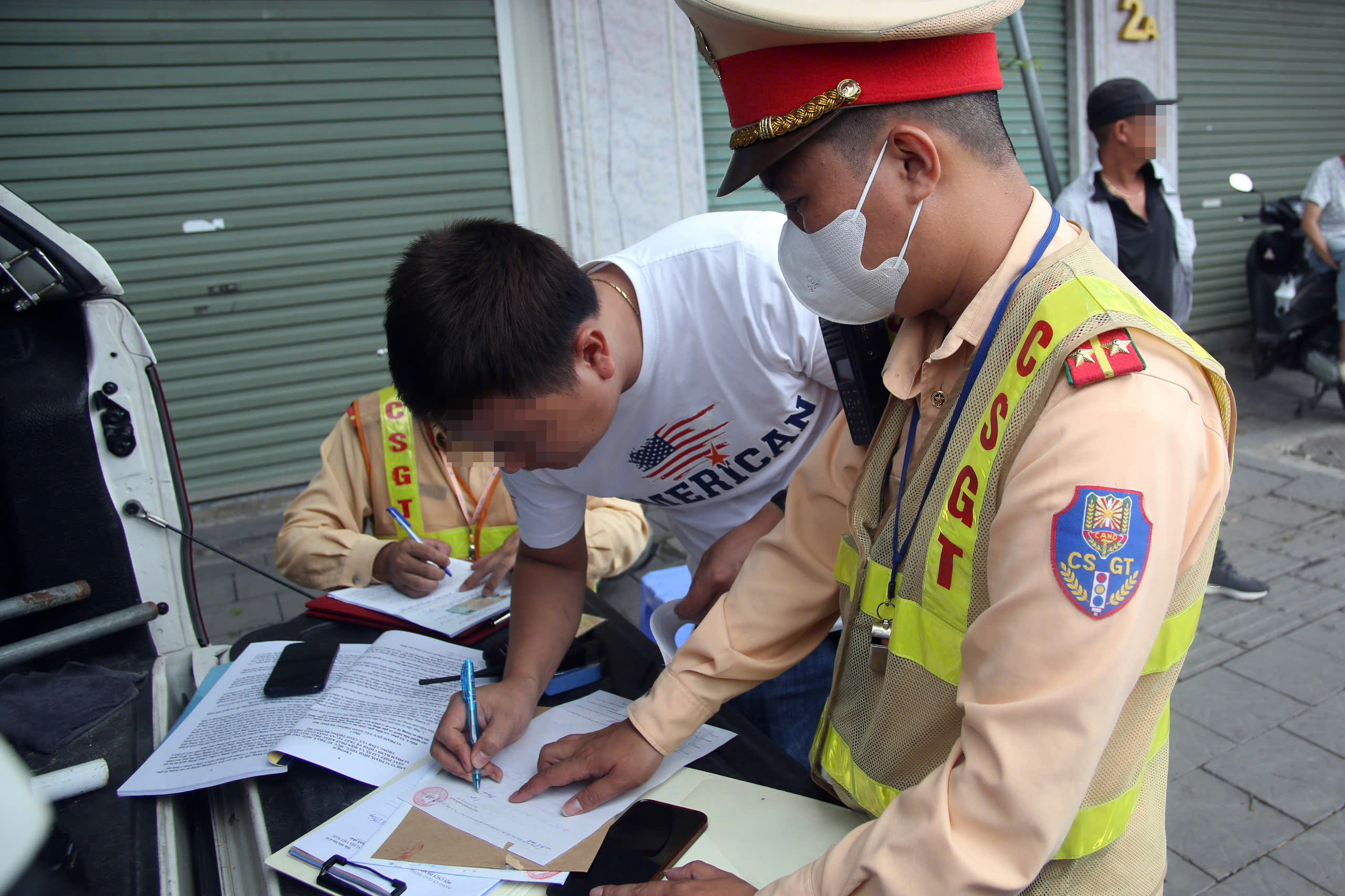 CSGT ghi hình, xử phạt gần 200 xe khách vi phạm quanh bến Mỹ Đình- Ảnh 10. CSGT ghi hình, xử phạt gần 200 xe khách vi phạm quanh bến Mỹ Đình- Ảnh 10.