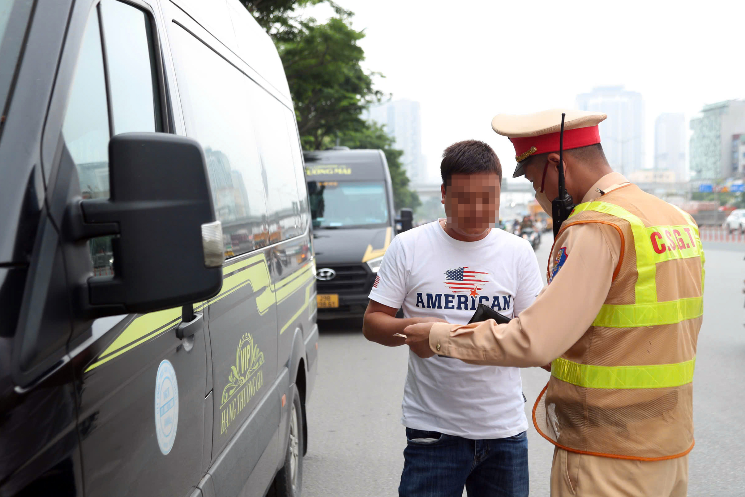 CSGT ghi hình, xử phạt gần 200 xe khách vi phạm quanh bến Mỹ Đình- Ảnh 9. CSGT ghi hình, xử phạt gần 200 xe khách vi phạm quanh bến Mỹ Đình- Ảnh 9.