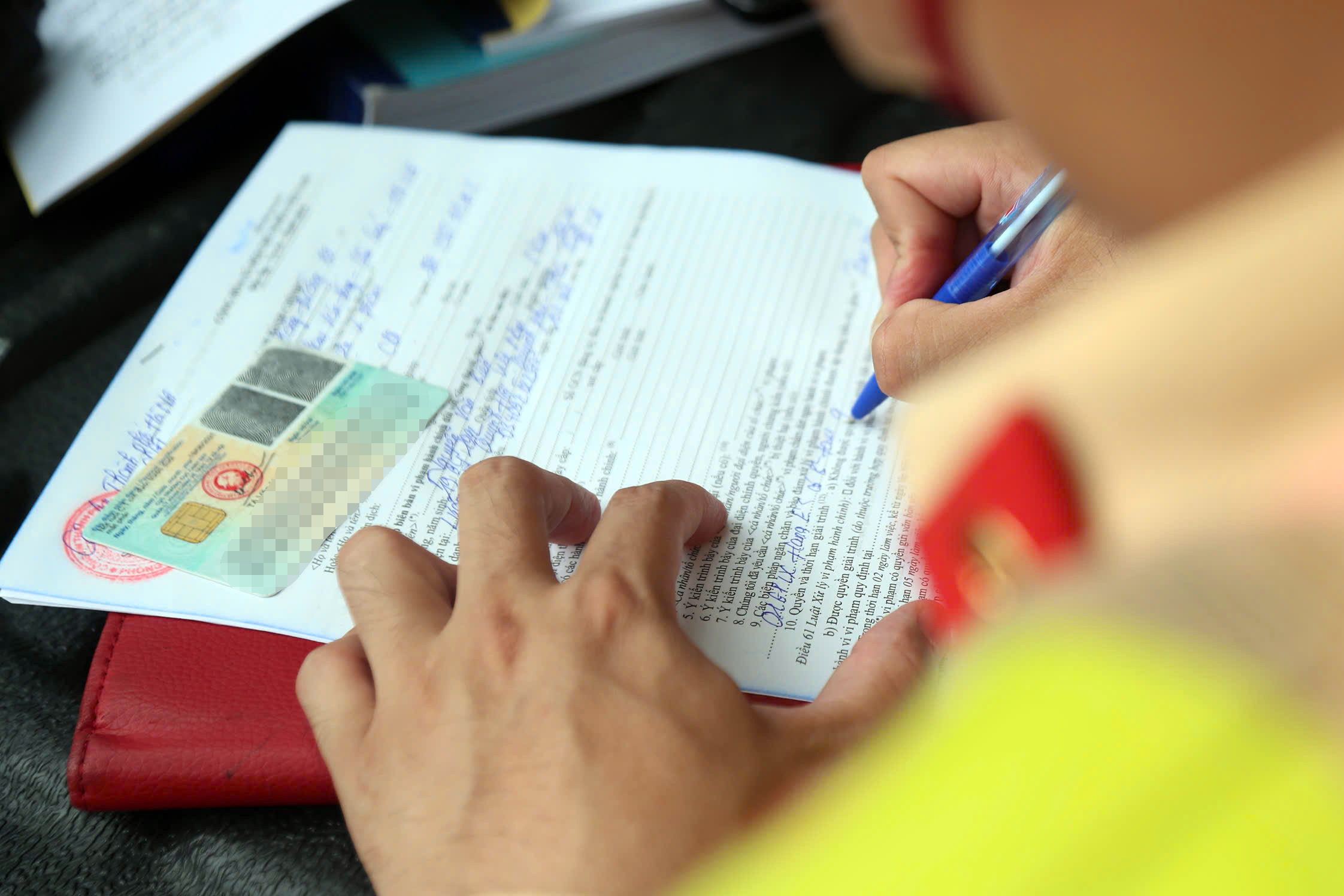 CSGT ghi hình, xử phạt gần 200 xe khách vi phạm quanh bến Mỹ Đình- Ảnh 11. CSGT ghi hình, xử phạt gần 200 xe khách vi phạm quanh bến Mỹ Đình- Ảnh 11.