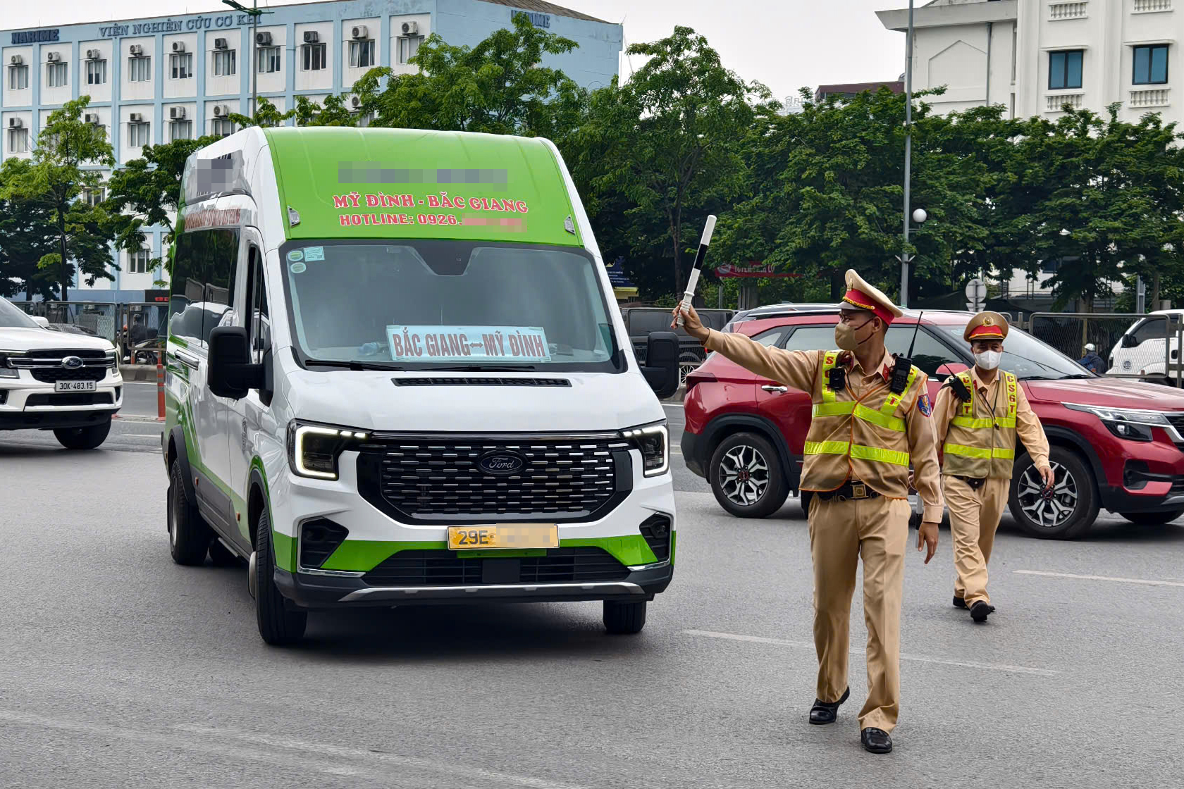 CSGT ghi hình, xử phạt gần 200 xe khách vi phạm quanh bến Mỹ Đình- Ảnh 6. CSGT ghi hình, xử phạt gần 200 xe khách vi phạm quanh bến Mỹ Đình- Ảnh 6.