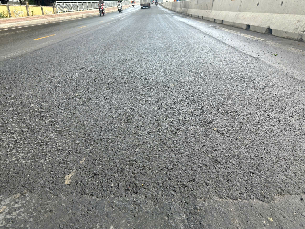 TP.HCM: Cầu Tăng Long thảm b&ecirc; t&ocirc;ng nhựa phẳng phiu sau khi bị sụt l&uacute;n v&agrave; rạn nứt mố cầu- Ảnh 5.