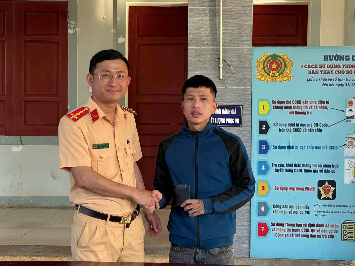 Nam thanh ni&ecirc;n đ&aacute;nh rơi v&iacute; c&oacute; 10 triệu đồng được CSGT t&igrave;m trả tận tay- Ảnh 1.
