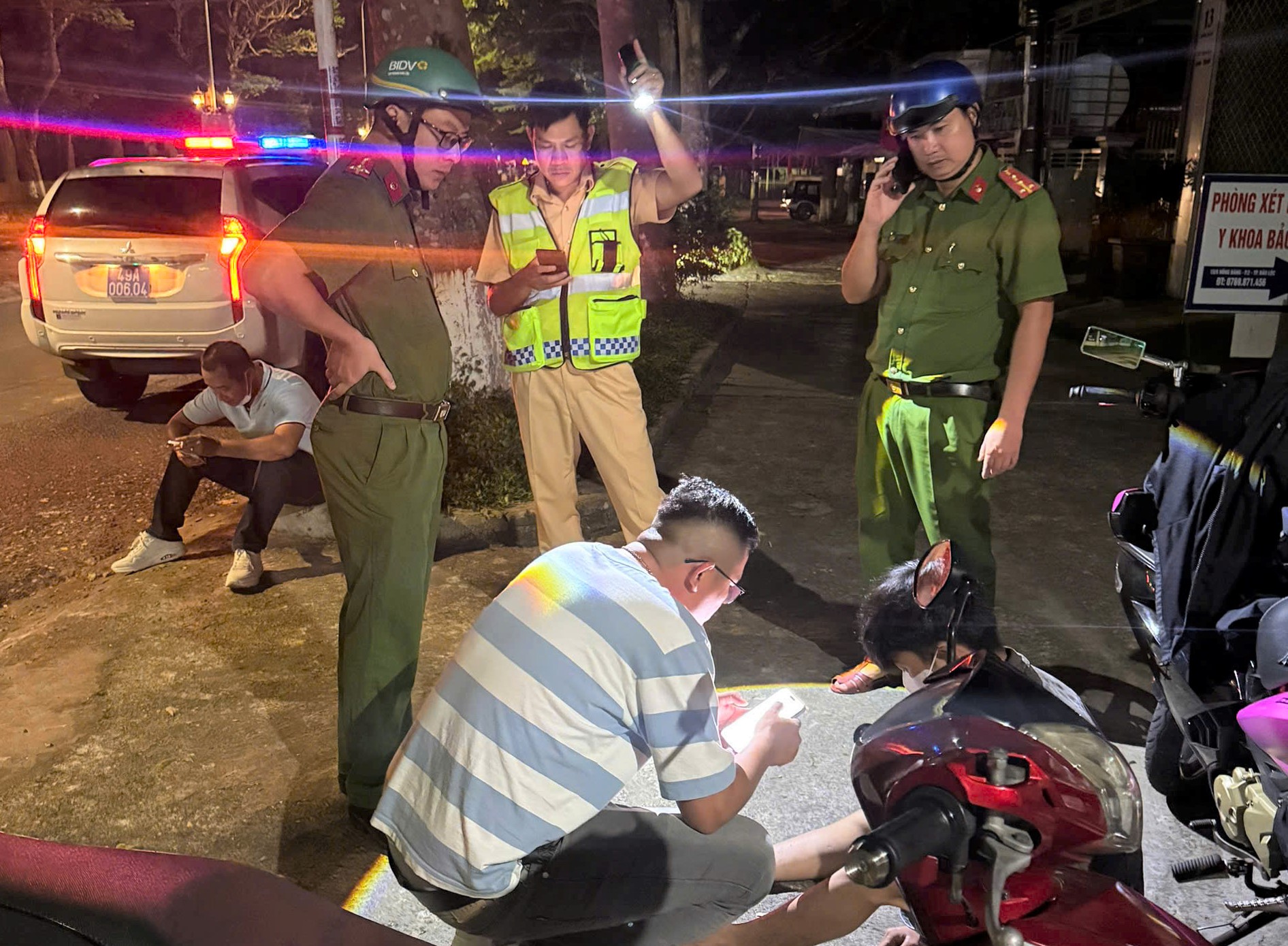 Tuần tra đ&ecirc;m, CSGT bắt quả tang nam thanh ni&ecirc;n giấu ma t&uacute;y trong gấu quần- Ảnh 1.