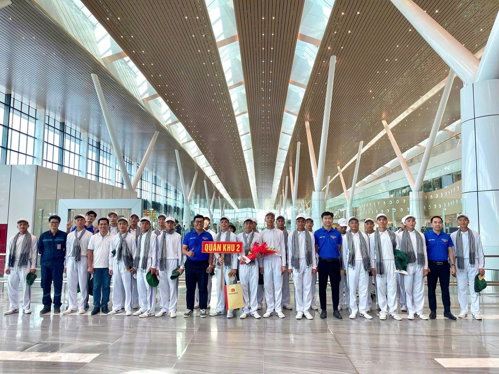 Xúc động tiễn các chiến sĩ diễu binh rời TP.HCM sau lễ kỷ niệm 50 năm Giải phóng miền Nam- Ảnh 5. Xúc động tiễn các chiến sĩ diễu binh rời TP.HCM sau lễ kỷ niệm 50 năm Giải phóng miền Nam- Ảnh 5.