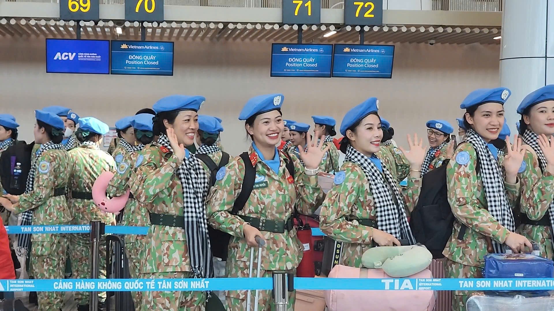 Xúc động tiễn các chiến sĩ diễu binh rời TP.HCM sau lễ kỷ niệm 50 năm Giải phóng miền Nam- Ảnh 2. Xúc động tiễn các chiến sĩ diễu binh rời TP.HCM sau lễ kỷ niệm 50 năm Giải phóng miền Nam- Ảnh 2.