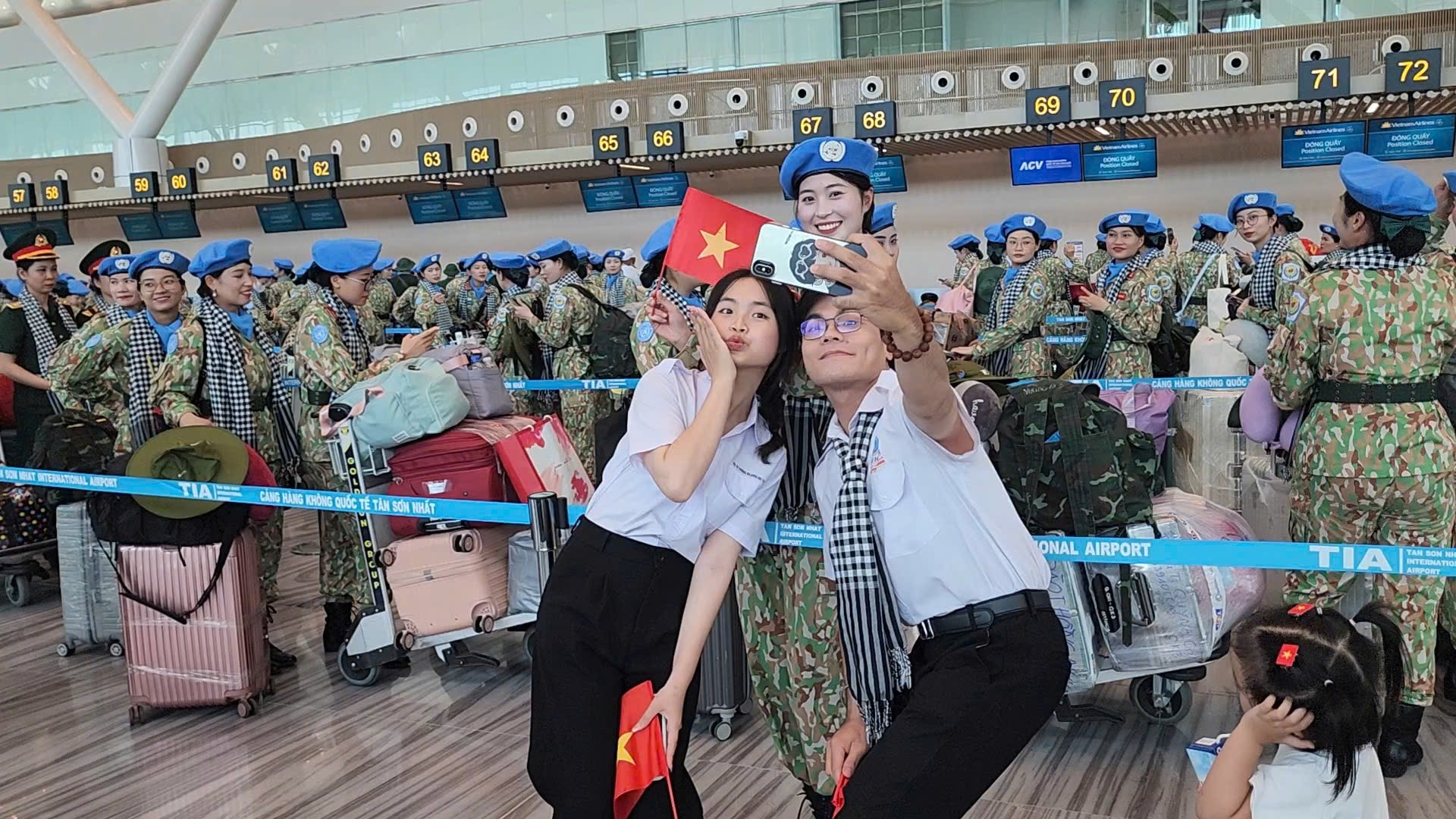 Xúc động tiễn các chiến sĩ diễu binh rời TP.HCM sau lễ kỷ niệm 50 năm Giải phóng miền Nam- Ảnh 7. Xúc động tiễn các chiến sĩ diễu binh rời TP.HCM sau lễ kỷ niệm 50 năm Giải phóng miền Nam- Ảnh 7.