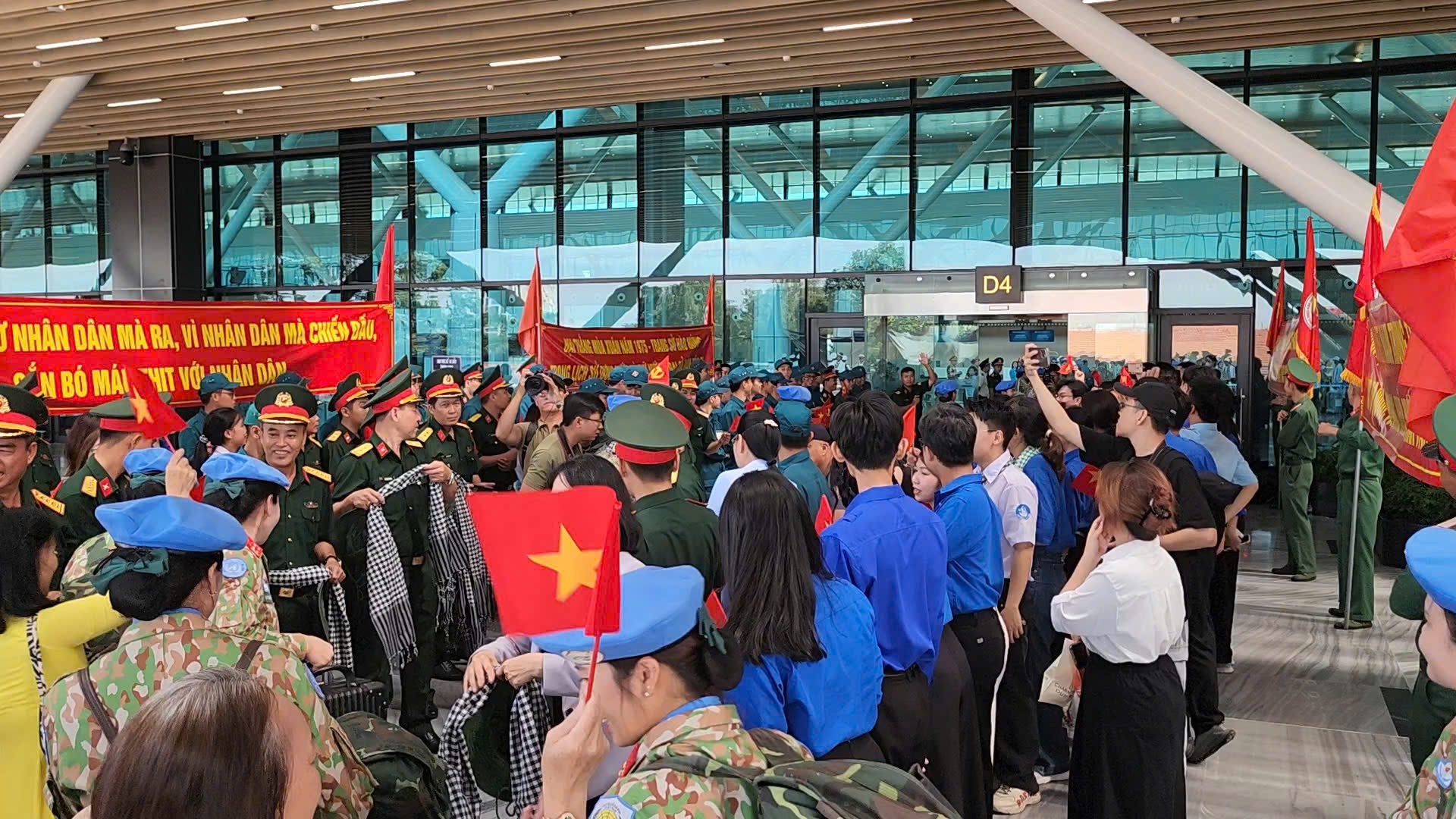 Xúc động tiễn các chiến sĩ diễu binh rời TP.HCM sau lễ kỷ niệm 50 năm Giải phóng miền Nam- Ảnh 1. Xúc động tiễn các chiến sĩ diễu binh rời TP.HCM sau lễ kỷ niệm 50 năm Giải phóng miền Nam- Ảnh 1.