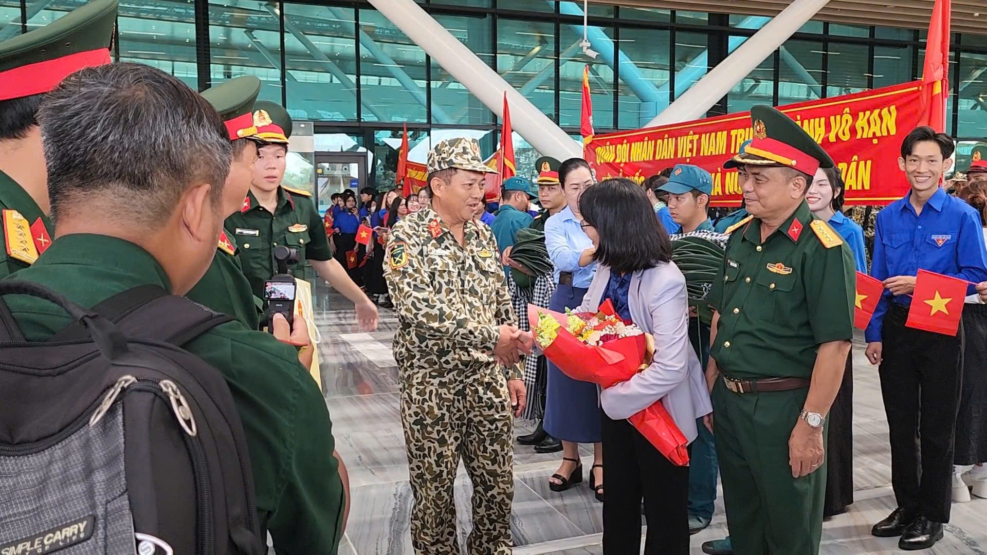 Xúc động tiễn các chiến sĩ diễu binh rời TP.HCM sau lễ kỷ niệm 50 năm Giải phóng miền Nam- Ảnh 8. Xúc động tiễn các chiến sĩ diễu binh rời TP.HCM sau lễ kỷ niệm 50 năm Giải phóng miền Nam- Ảnh 8.