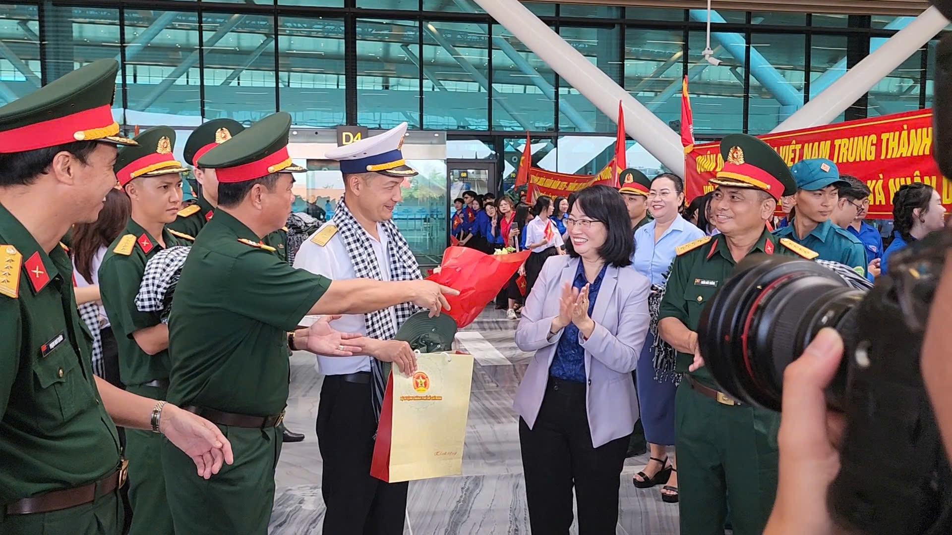 Xúc động tiễn các chiến sĩ diễu binh rời TP.HCM sau lễ kỷ niệm 50 năm Giải phóng miền Nam- Ảnh 4. Xúc động tiễn các chiến sĩ diễu binh rời TP.HCM sau lễ kỷ niệm 50 năm Giải phóng miền Nam- Ảnh 4.