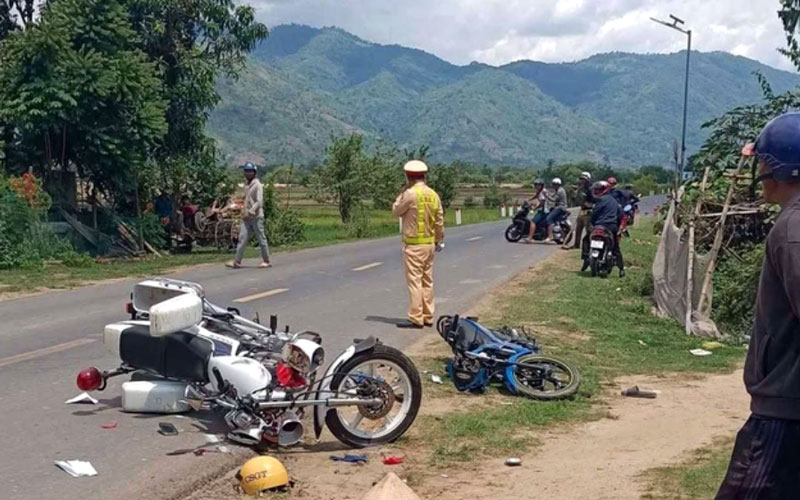 Xe m&aacute;y lấn l&agrave;n t&ocirc;ng tr&uacute;ng m&ocirc; t&ocirc; tuần tra khiến hai người bị thương.