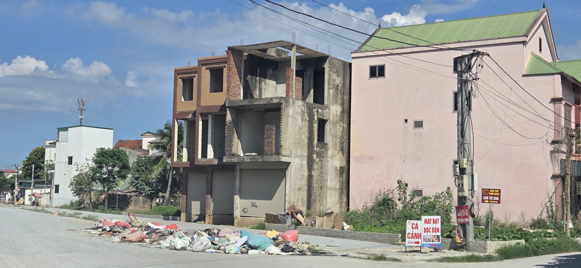 Nghệ An: R&aacute;c thải vứt bừa b&atilde;i ảnh hưởng mỹ quan th&agrave;nh phố Vinh- Ảnh 2.