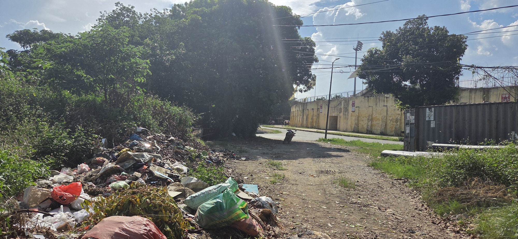 Nghệ An: R&aacute;c thải vứt bừa b&atilde;i ảnh hưởng mỹ quan th&agrave;nh phố Vinh- Ảnh 5.