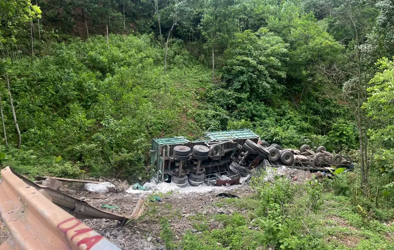 Chiếc xe đầu k&eacute;o tại hiện trường vụ tai nạn.