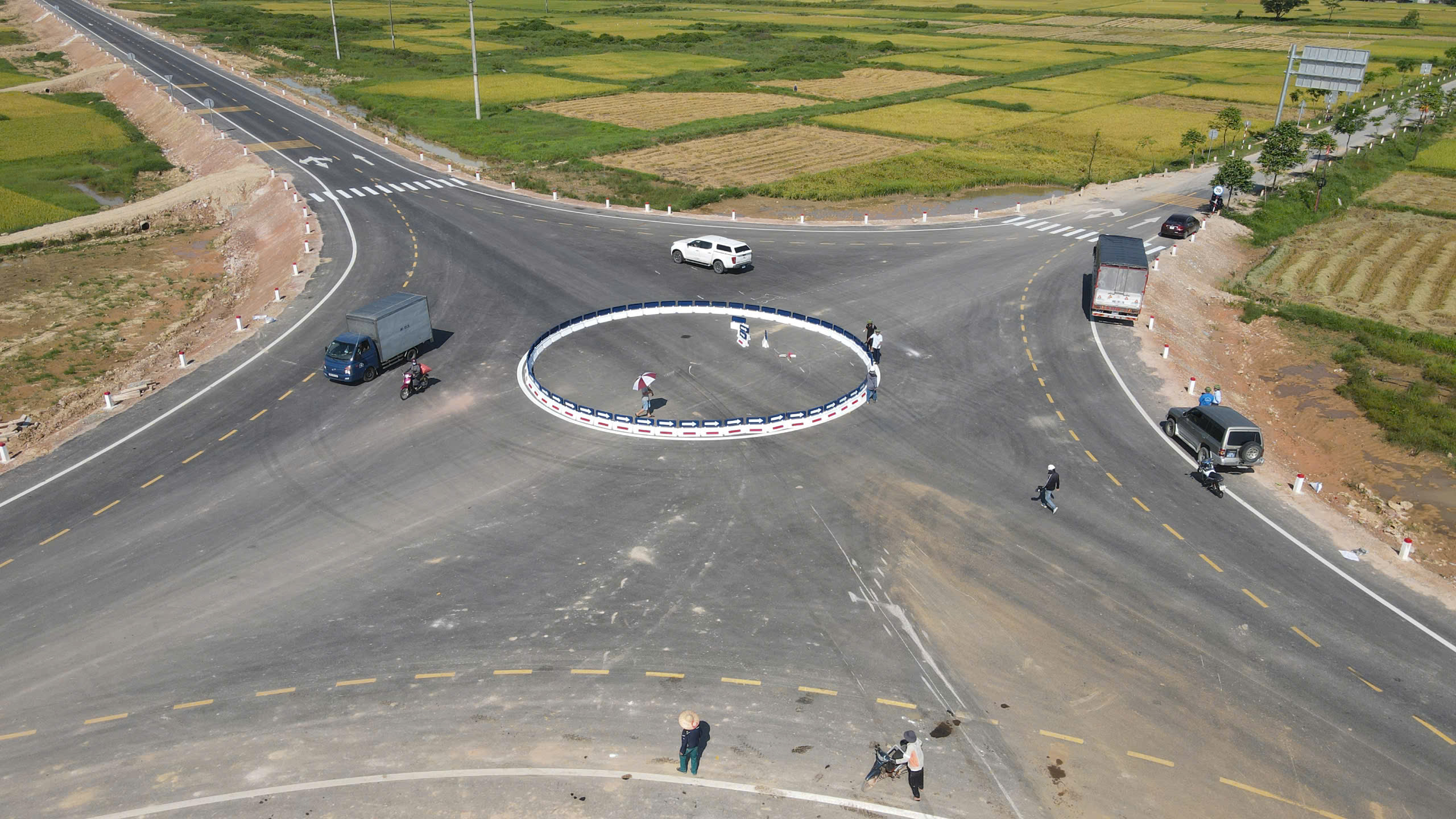 Đảm bảo ATGT tại ng&atilde; tư quốc lộ 8C với đường kết nối cao tốc H&agrave;m Nghi - Vũng &Aacute;ng- Ảnh 2.