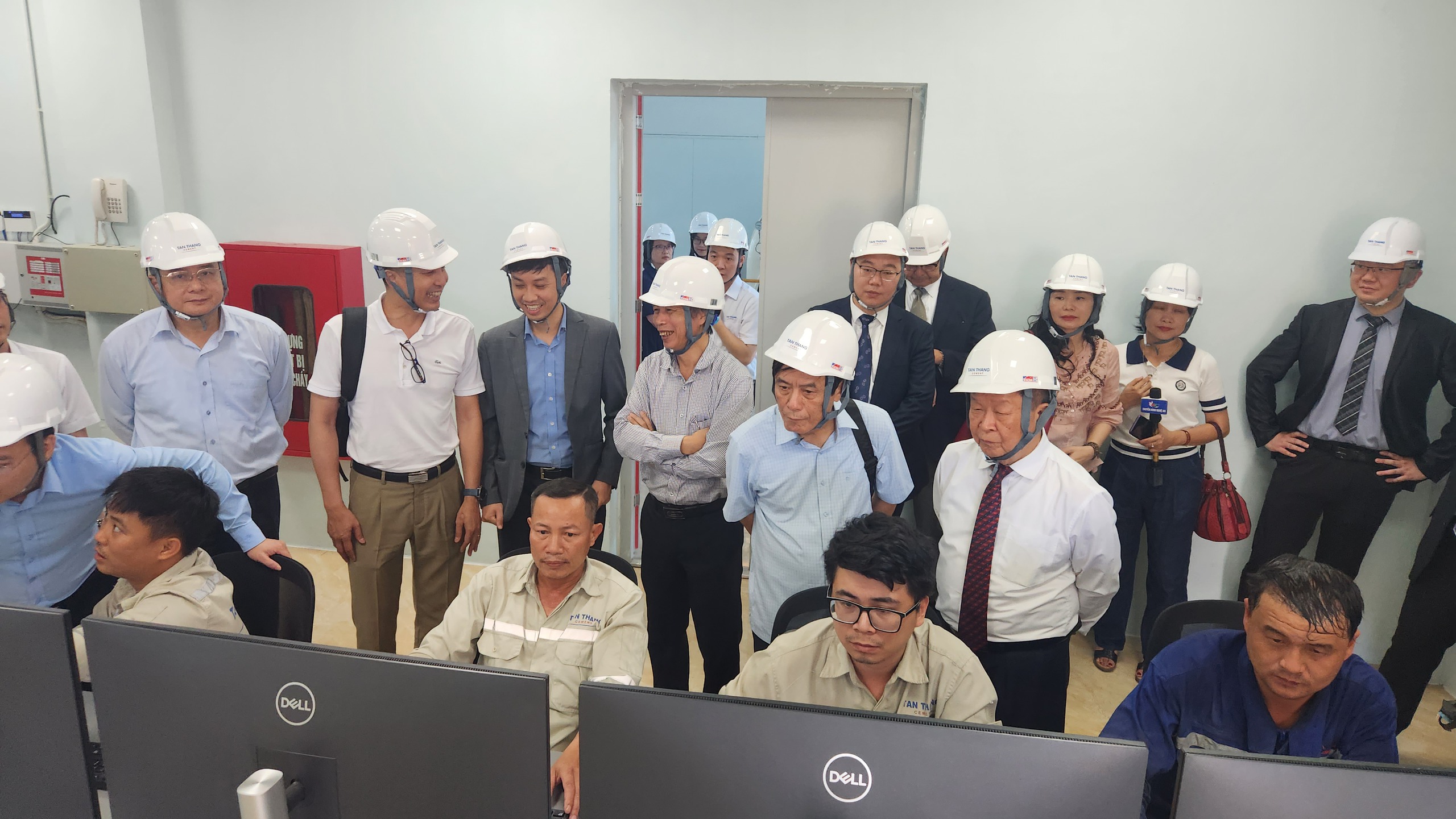 Phát điện từ nhiệt khí thải, bước đột phá giúp nhà máy xi măng tiết kiệm 80 tỷ mỗi năm- Ảnh 4. Phát điện từ nhiệt khí thải, bước đột phá giúp nhà máy xi măng tiết kiệm 80 tỷ mỗi năm- Ảnh 4.