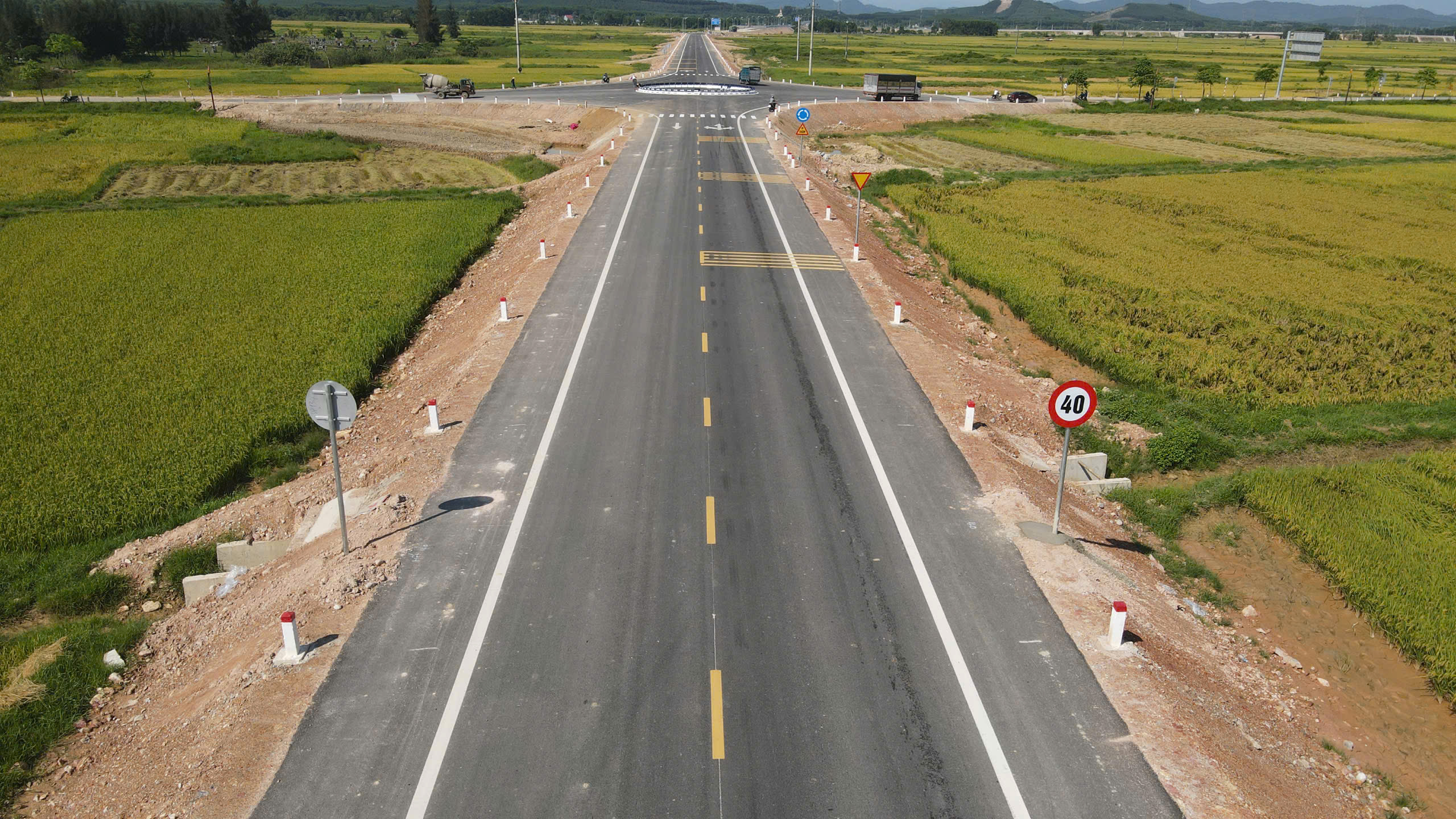 Đảm bảo ATGT tại ng&atilde; tư quốc lộ 8C với đường kết nối cao tốc H&agrave;m Nghi - Vũng &Aacute;ng- Ảnh 3.