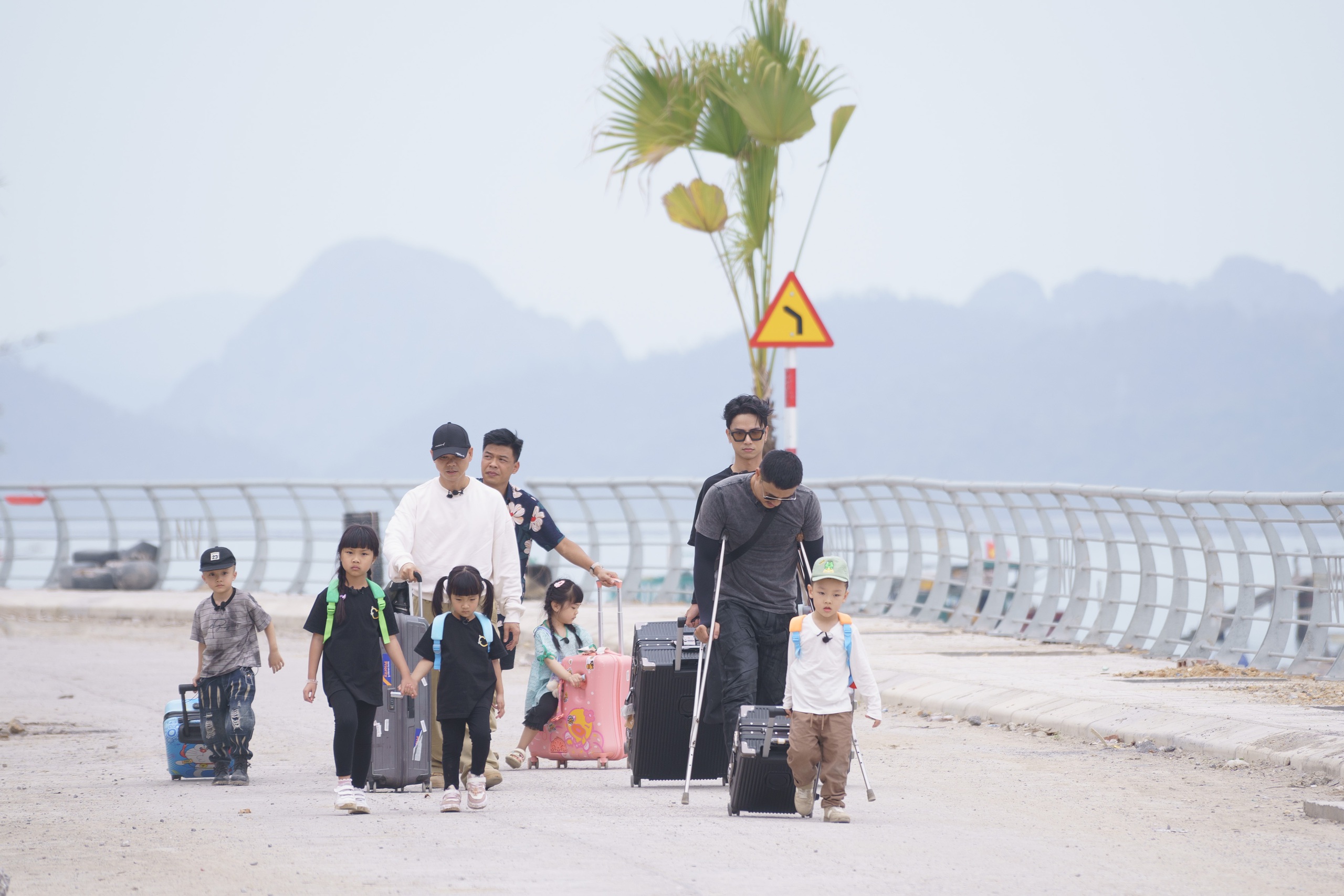 "Bố ơi mình đi đâu thế?" tập 1: Phan Đinh Tùng, Trung Ruồi cùng các con sống ở đảo- Ảnh 1. "Bố ơi mình đi đâu thế?" tập 1: Phan Đinh Tùng, Trung Ruồi cùng các con sống ở đảo- Ảnh 1.
