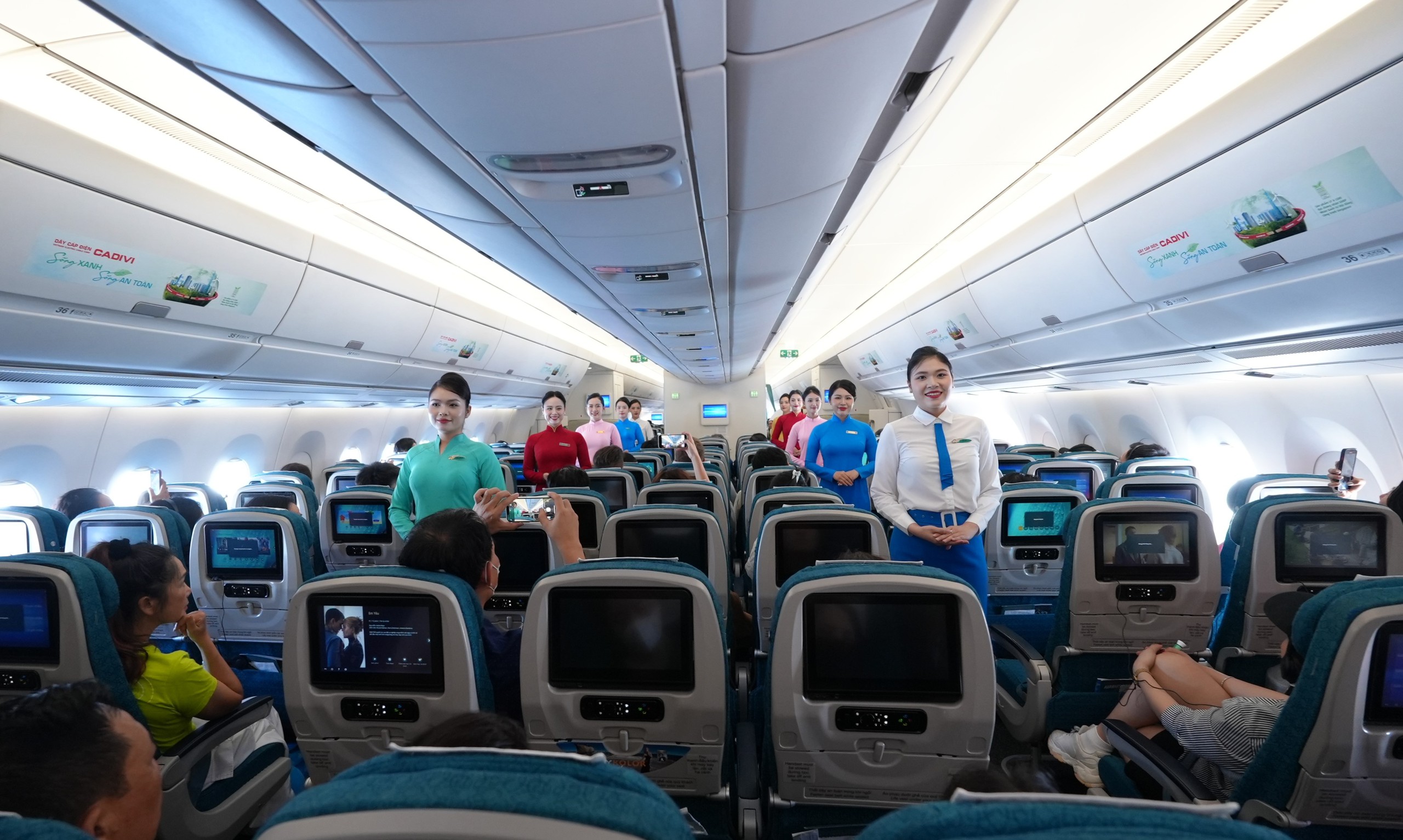 Vietnam Airlines t&aacute;i hiện lịch sử đồng phục tiếp vi&ecirc;n tr&ecirc;n những chuyến bay đặc biệt- Ảnh 1.