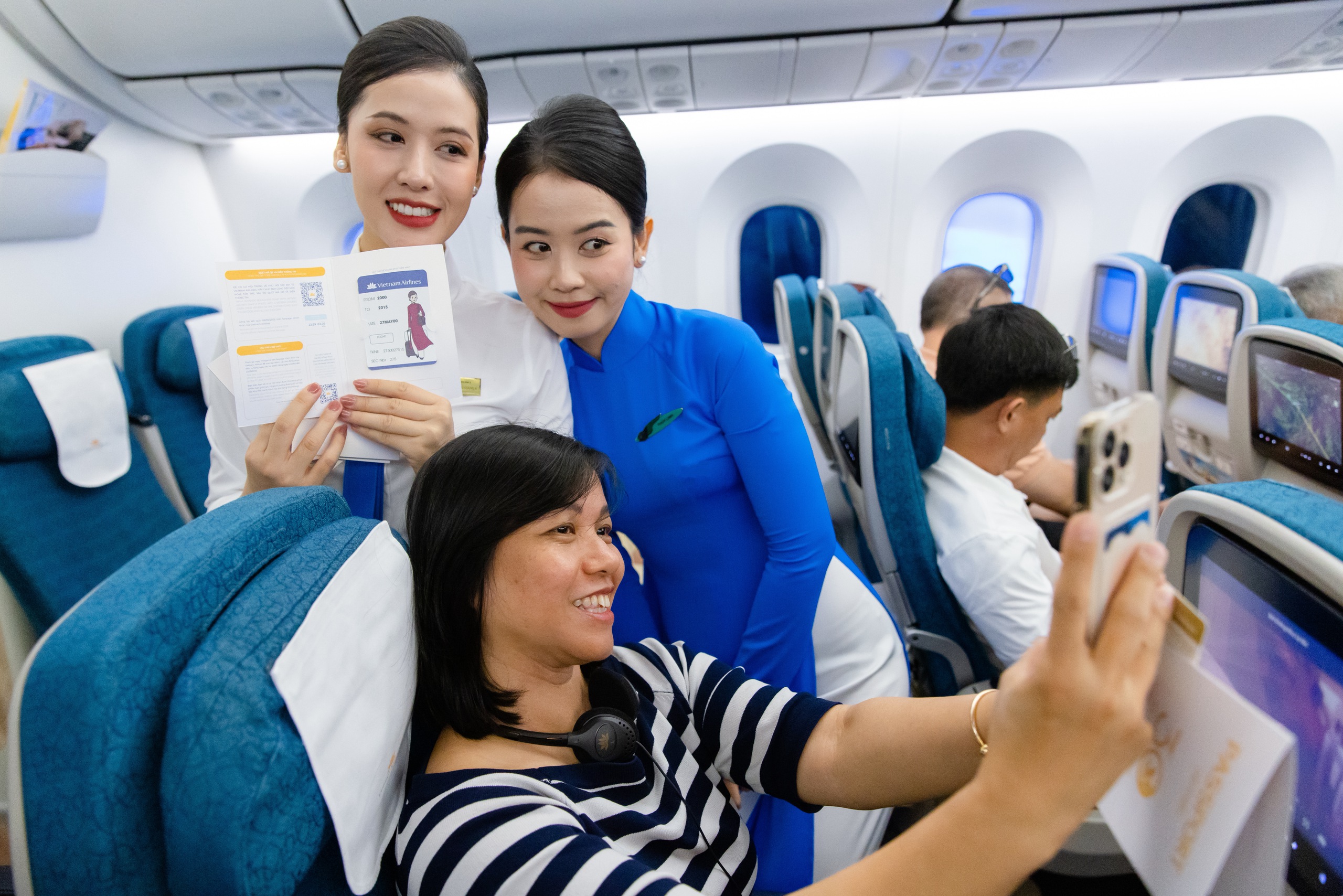 Vietnam Airlines t&aacute;i hiện lịch sử đồng phục tiếp vi&ecirc;n tr&ecirc;n những chuyến bay đặc biệt- Ảnh 10.