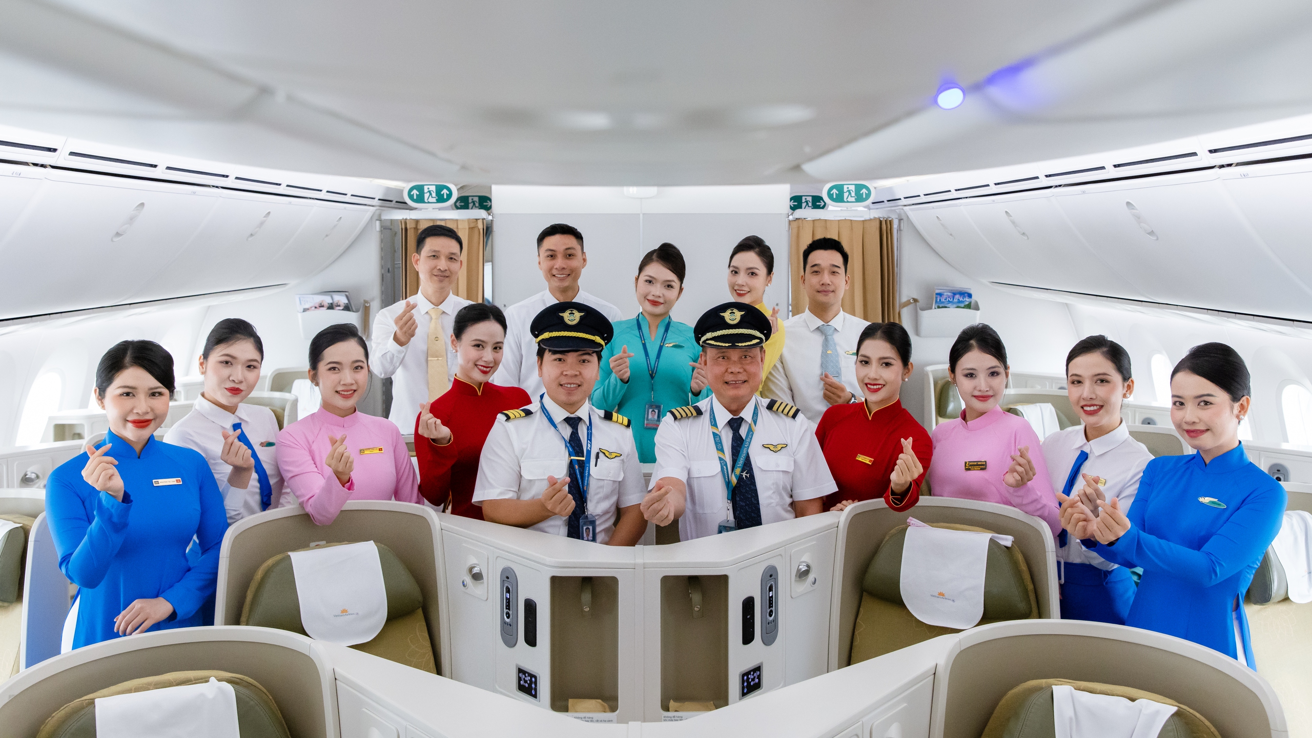 Vietnam Airlines t&aacute;i hiện lịch sử đồng phục tiếp vi&ecirc;n tr&ecirc;n những chuyến bay đặc biệt- Ảnh 11.