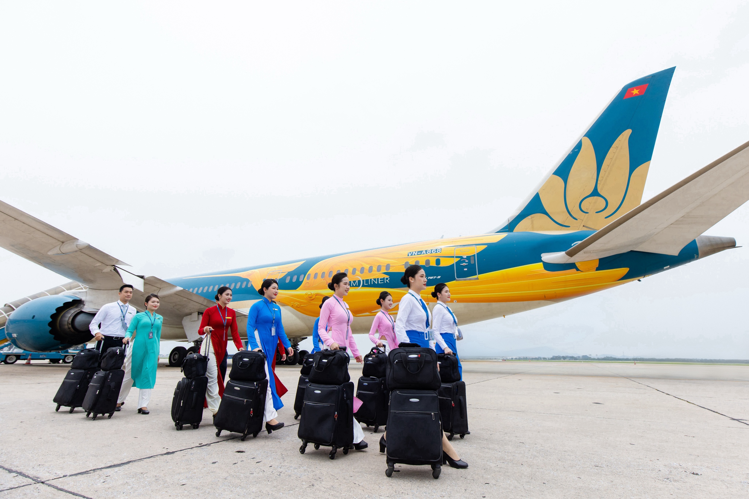 Vietnam Airlines t&aacute;i hiện lịch sử đồng phục tiếp vi&ecirc;n tr&ecirc;n những chuyến bay đặc biệt- Ảnh 12.