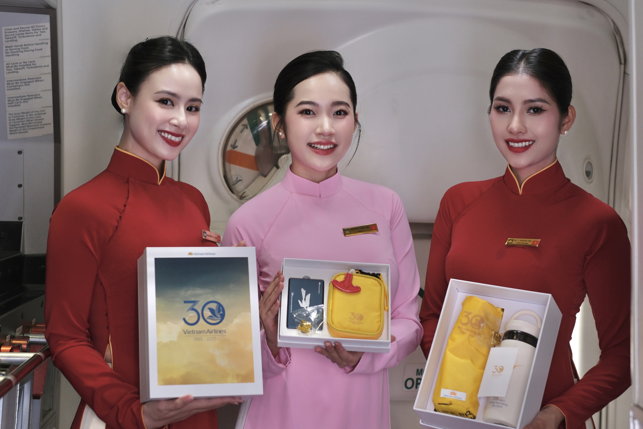 Vietnam Airlines t&aacute;i hiện lịch sử đồng phục tiếp vi&ecirc;n tr&ecirc;n những chuyến bay đặc biệt- Ảnh 2.