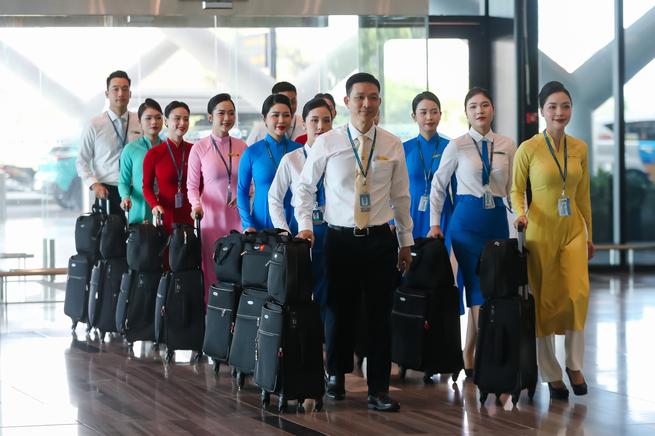 Vietnam Airlines t&aacute;i hiện lịch sử đồng phục tiếp vi&ecirc;n tr&ecirc;n những chuyến bay đặc biệt- Ảnh 3.