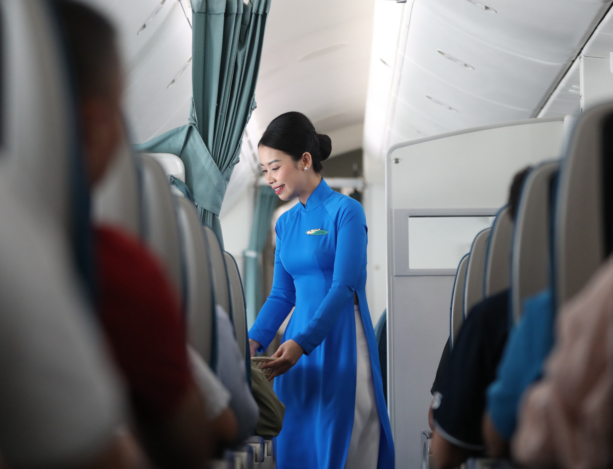 Vietnam Airlines t&aacute;i hiện lịch sử đồng phục tiếp vi&ecirc;n tr&ecirc;n những chuyến bay đặc biệt- Ảnh 5.