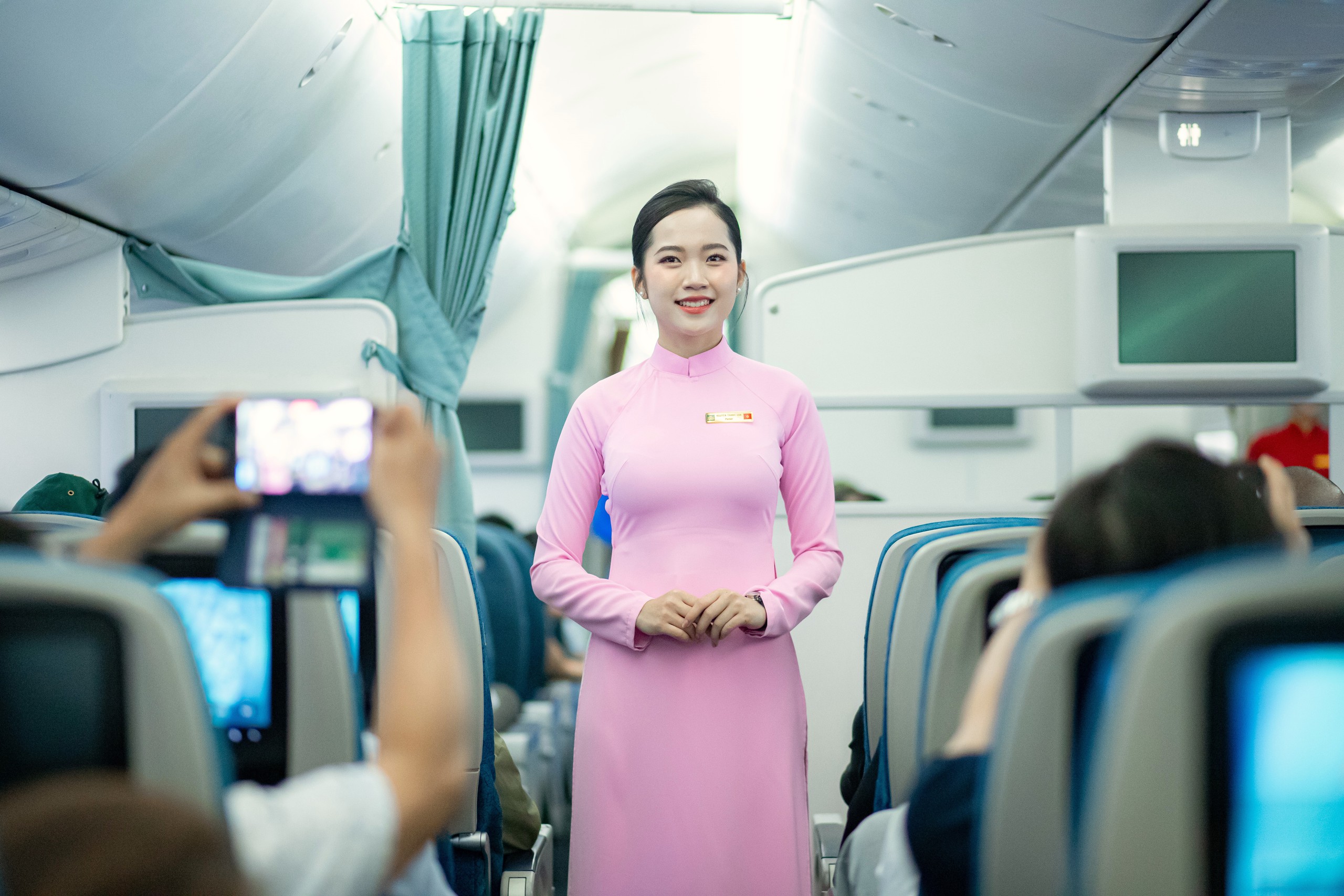Vietnam Airlines t&aacute;i hiện lịch sử đồng phục tiếp vi&ecirc;n tr&ecirc;n những chuyến bay đặc biệt- Ảnh 6.