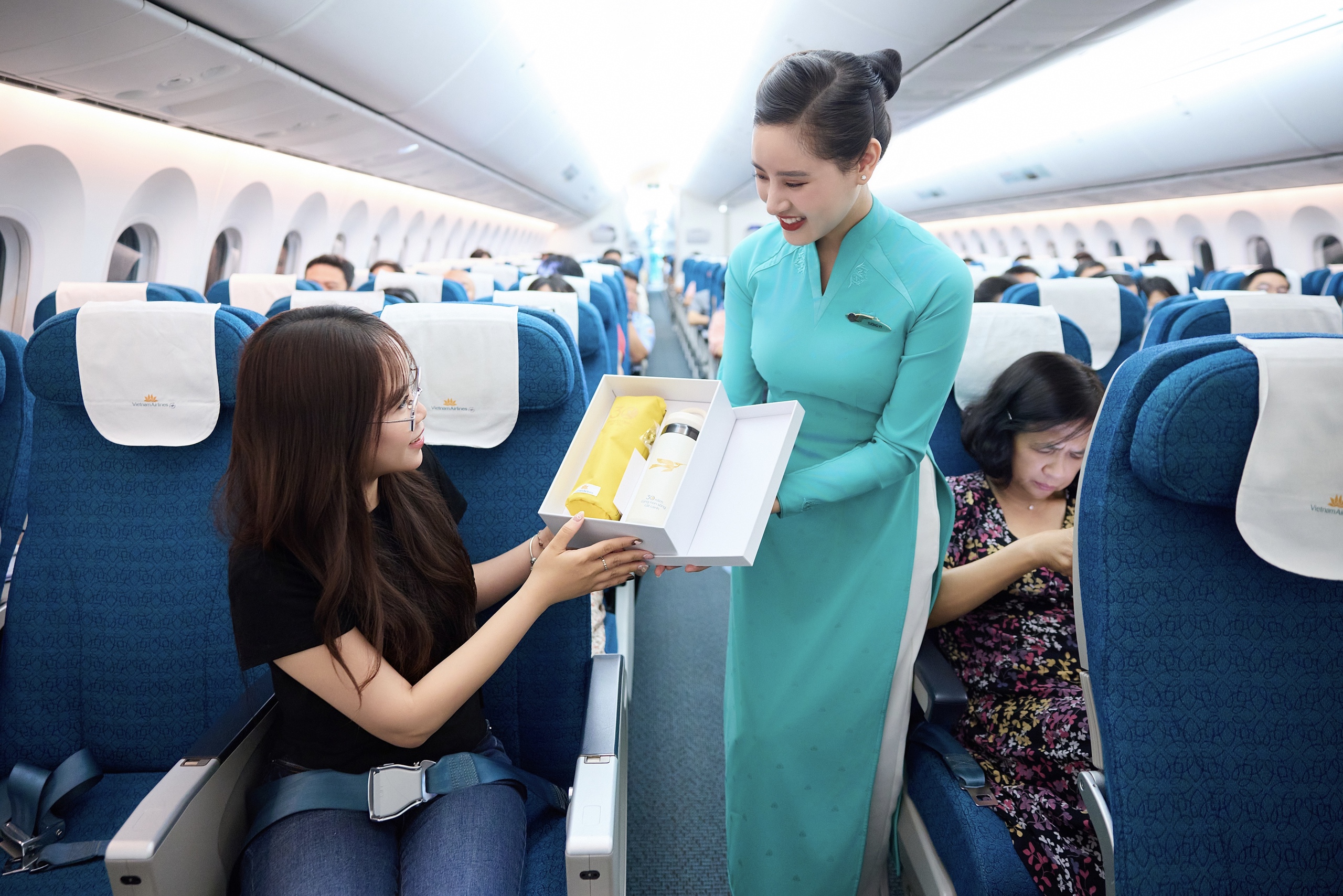 Vietnam Airlines t&aacute;i hiện lịch sử đồng phục tiếp vi&ecirc;n tr&ecirc;n những chuyến bay đặc biệt- Ảnh 8.