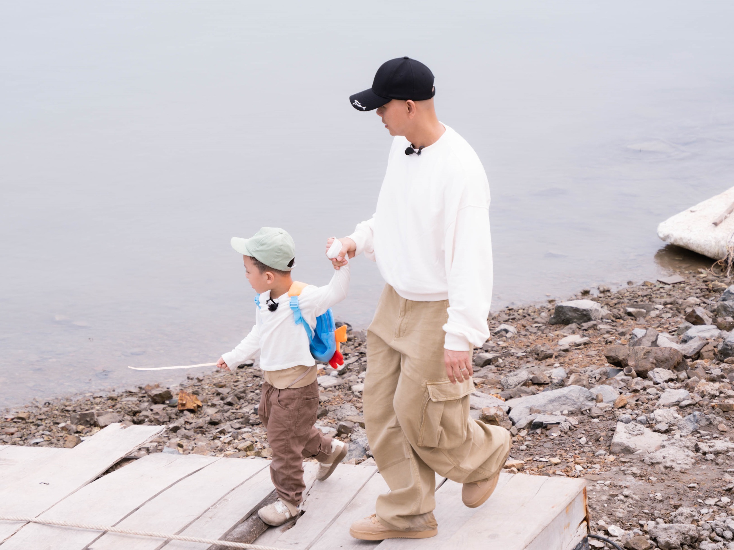 "Bố ơi mình đi đâu thế?" tập 1: Phan Đinh Tùng, Trung Ruồi cùng các con sống ở đảo- Ảnh 9. "Bố ơi mình đi đâu thế?" tập 1: Phan Đinh Tùng, Trung Ruồi cùng các con sống ở đảo- Ảnh 9.