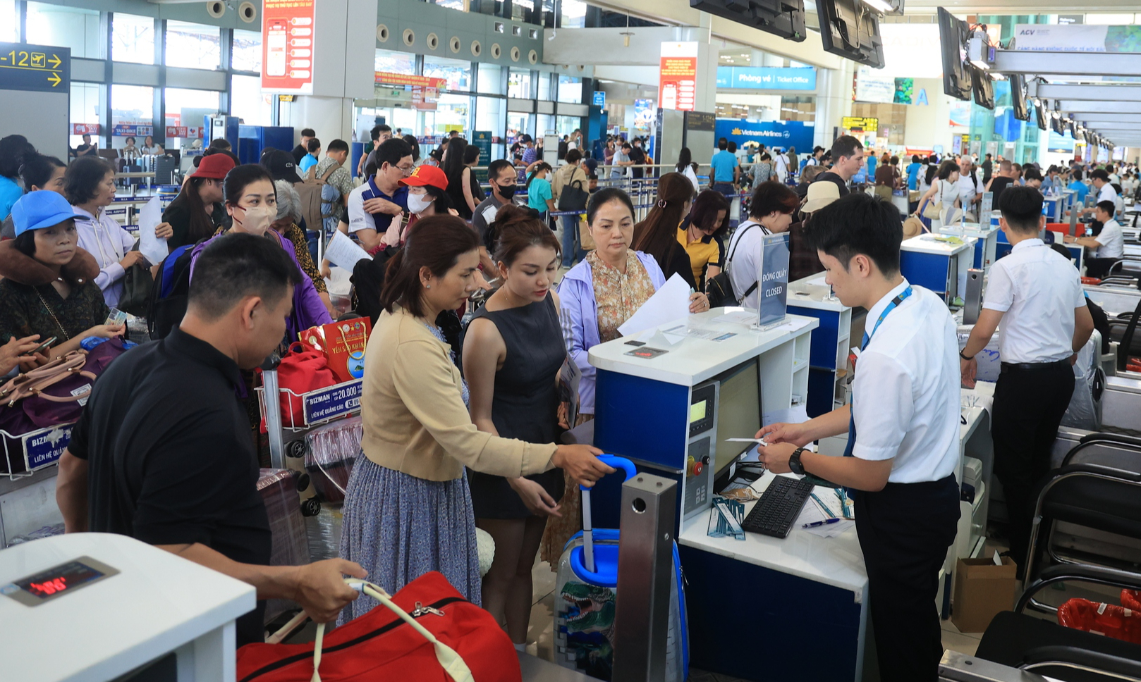 Kh&aacute;ch qua cảng h&agrave;ng kh&ocirc;ng vượt 10 triệu lượt trong th&aacute;ng 5- Ảnh 1.