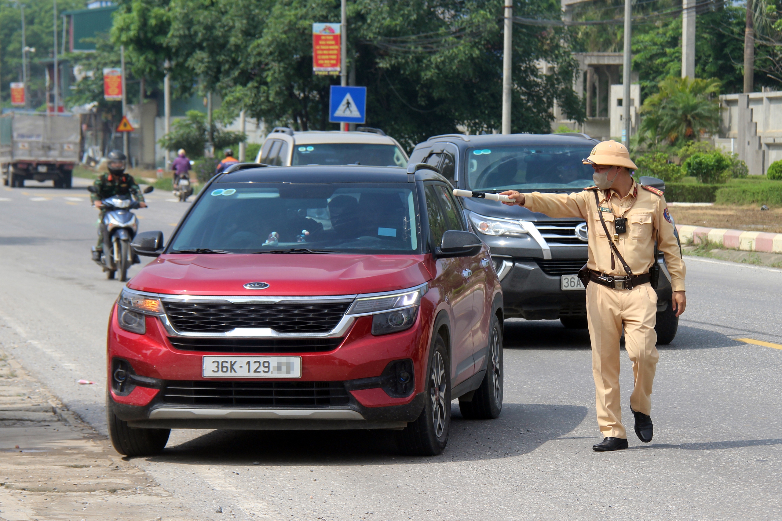 Hà Nội: CSGT bí mật ghi hình, nhiều ô tô, xe máy chạy quá tốc độ bị phạt- Ảnh 1. Hà Nội: CSGT bí mật ghi hình, nhiều ô tô, xe máy chạy quá tốc độ bị phạt- Ảnh 1.