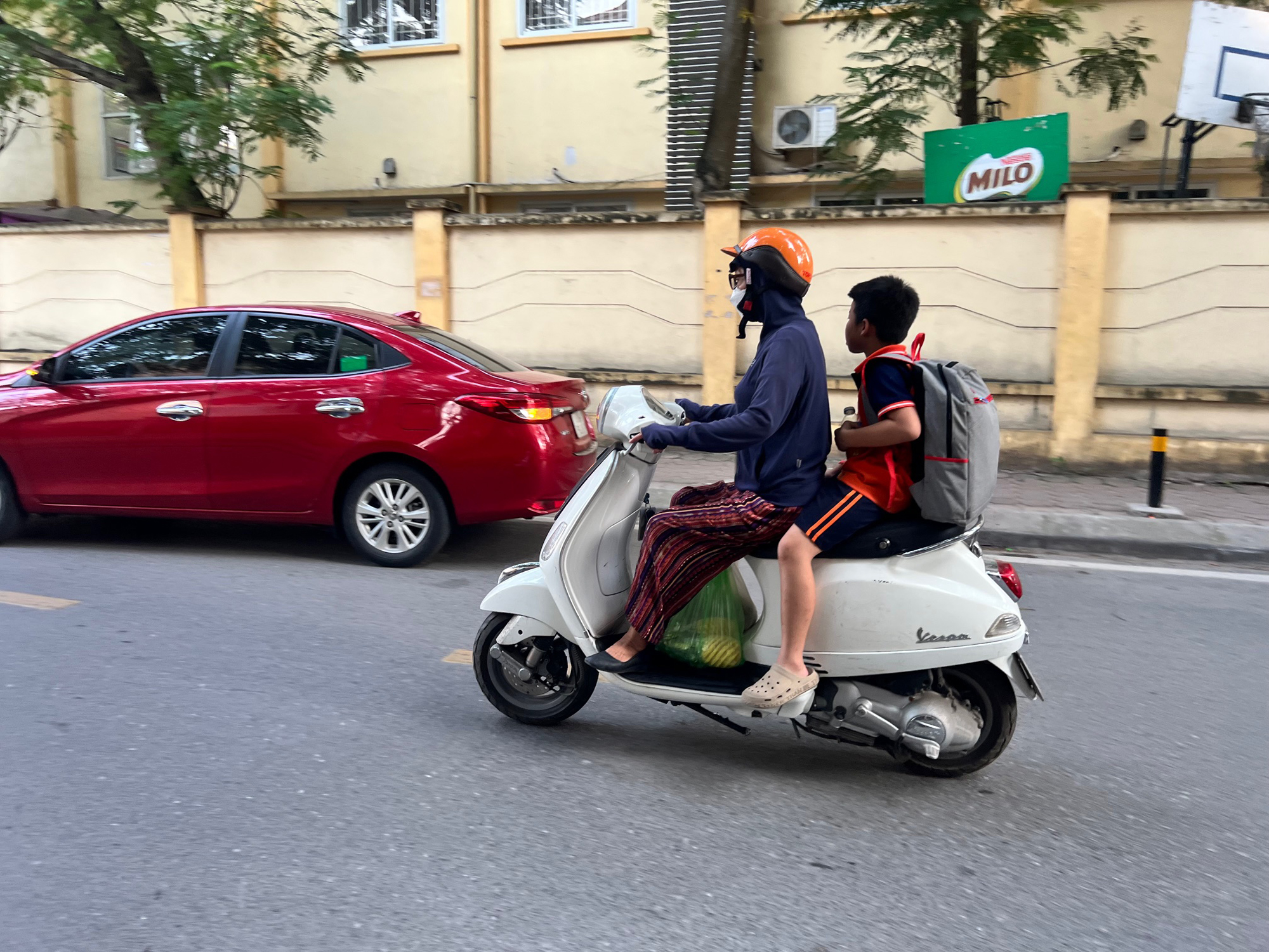 Đội mũ đạt chuẩn để đường đến trường an to&agrave;n hơn- Ảnh 2.