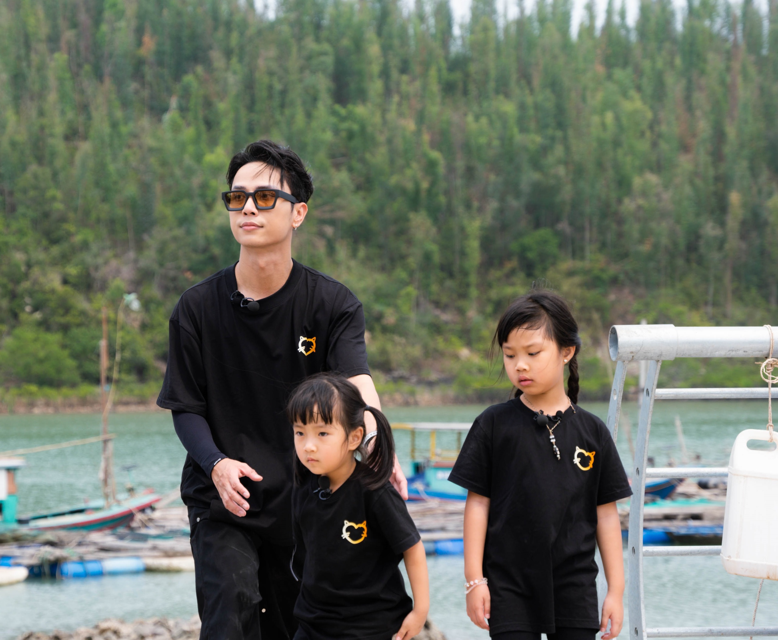 "Bố ơi mình đi đâu thế?" tập 1: Phan Đinh Tùng, Trung Ruồi cùng các con sống ở đảo- Ảnh 4. "Bố ơi mình đi đâu thế?" tập 1: Phan Đinh Tùng, Trung Ruồi cùng các con sống ở đảo- Ảnh 4.