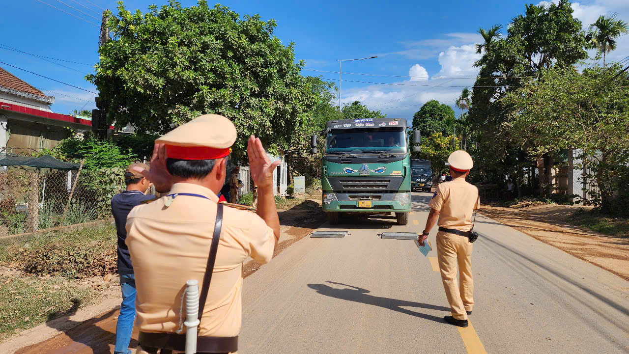 Chở qu&aacute; tải gần 280%, chủ xe bị phạt 140 triệu đồng- Ảnh 1.