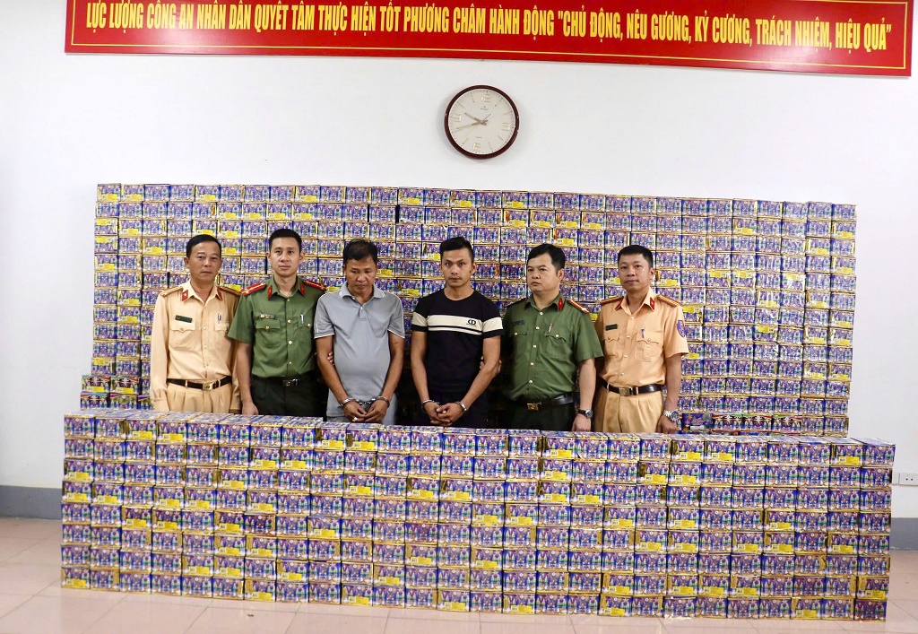 C&ocirc;ng an Nghệ An bắt giữ c&aacute;c đối tượng bu&ocirc;n b&aacute;n ph&aacute;o xuy&ecirc;n quốc gia- Ảnh 1.