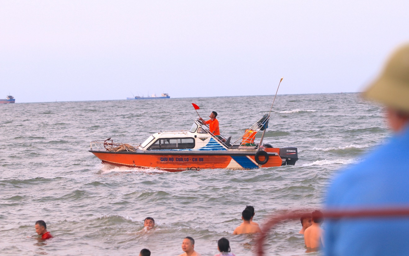 Bình Định: Hỗ trợ gia đình người đàn ông tử nạn khi cứu 3 cháu nhỏ đuối nước trên biển- Ảnh 2. Đôi nam nữ đuối nước tử vong, ô tô bỏ lại trên bờ biển