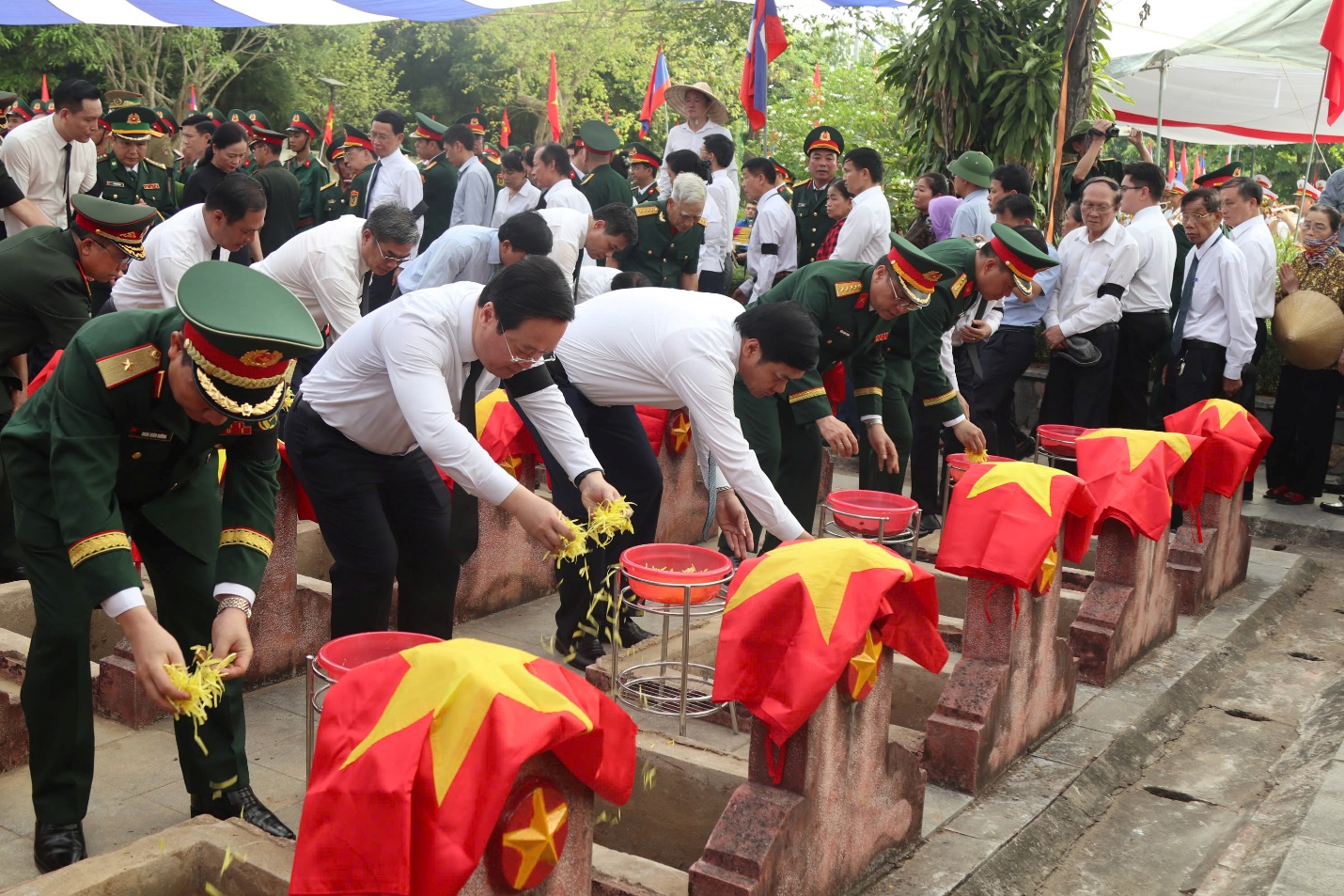 Nghệ An tổ chức Lễ truy điệu, an t&aacute;ng 76 h&agrave;i cốt liệt sĩ hy sinh ở L&agrave;o- Ảnh 2.