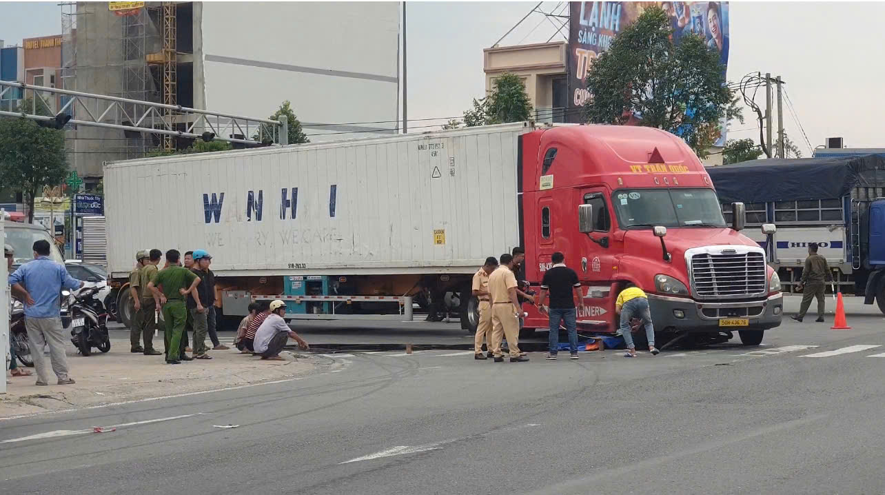 Xe container rẽ phải cán một người đi xe máy tử vong- Ảnh 1. Xe container rẽ phải cán một người đi xe máy tử vong- Ảnh 1.