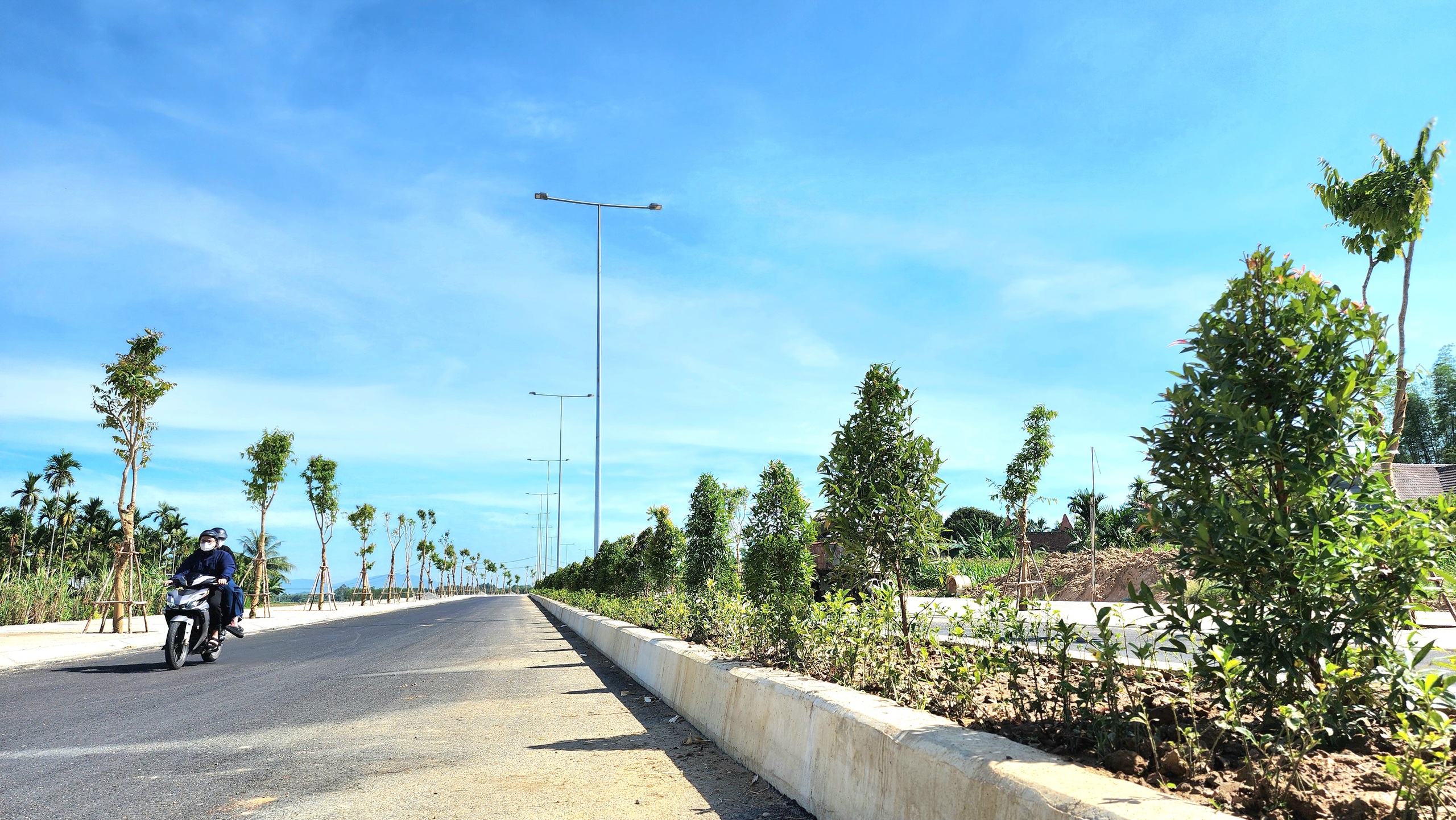 Cận cảnh cầu vòm sắt 850 tỷ đồng sắp thông xe ở Quảng Ngãi- Ảnh 5. Cận cảnh cầu vòm sắt 850 tỷ đồng sắp thông xe ở Quảng Ngãi- Ảnh 5.