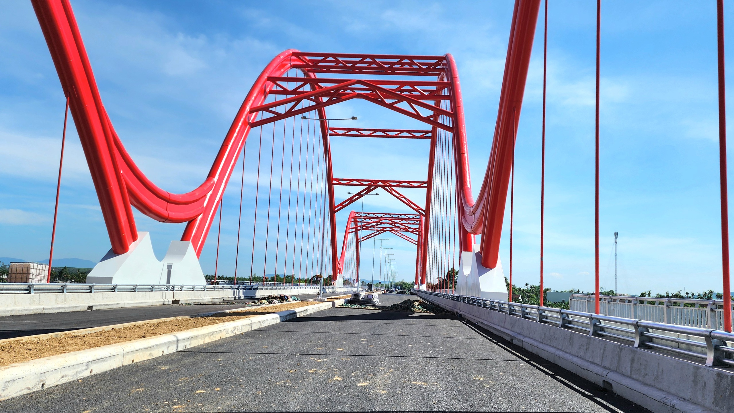 Cận cảnh cầu vòm sắt 850 tỷ đồng sắp thông xe ở Quảng Ngãi- Ảnh 10. Cận cảnh cầu vòm sắt 850 tỷ đồng sắp thông xe ở Quảng Ngãi- Ảnh 10.