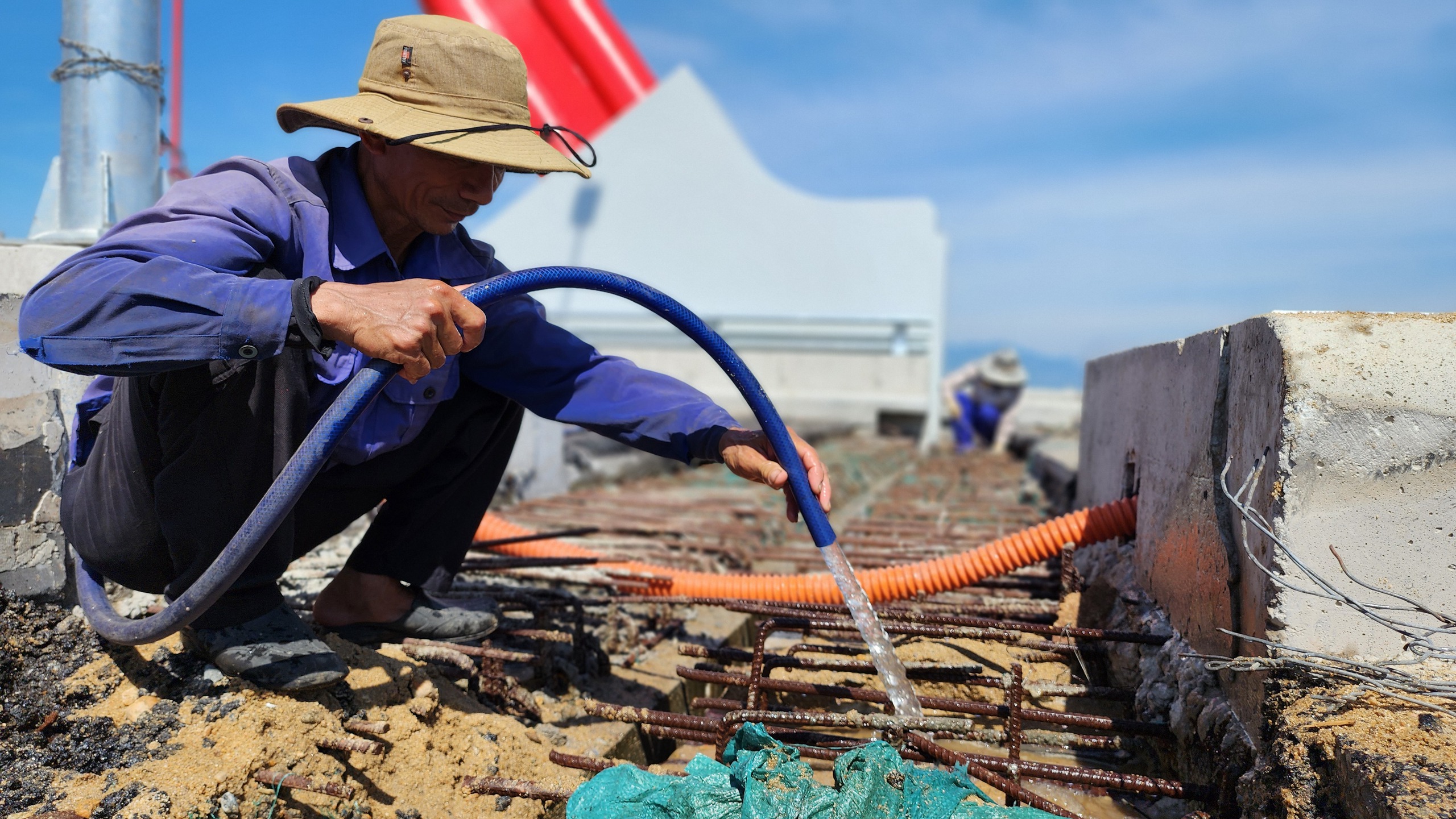 Cận cảnh cầu vòm sắt 850 tỷ đồng sắp thông xe ở Quảng Ngãi- Ảnh 8. Cận cảnh cầu vòm sắt 850 tỷ đồng sắp thông xe ở Quảng Ngãi- Ảnh 8.