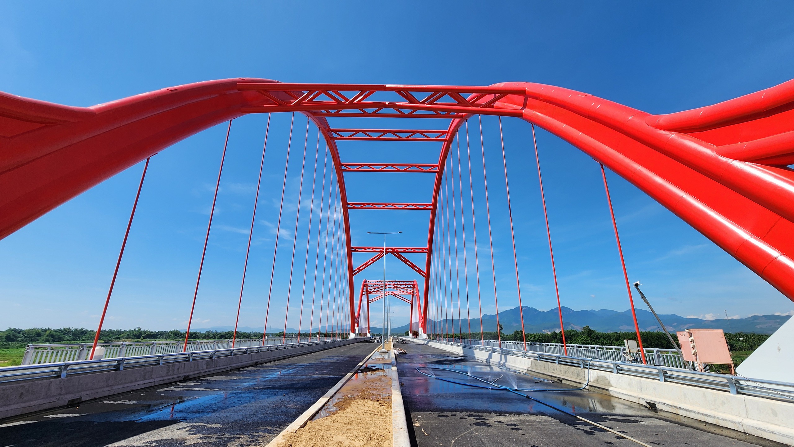 Cận cảnh cầu vòm sắt 850 tỷ đồng sắp thông xe ở Quảng Ngãi- Ảnh 7. Cận cảnh cầu vòm sắt 850 tỷ đồng sắp thông xe ở Quảng Ngãi- Ảnh 7.