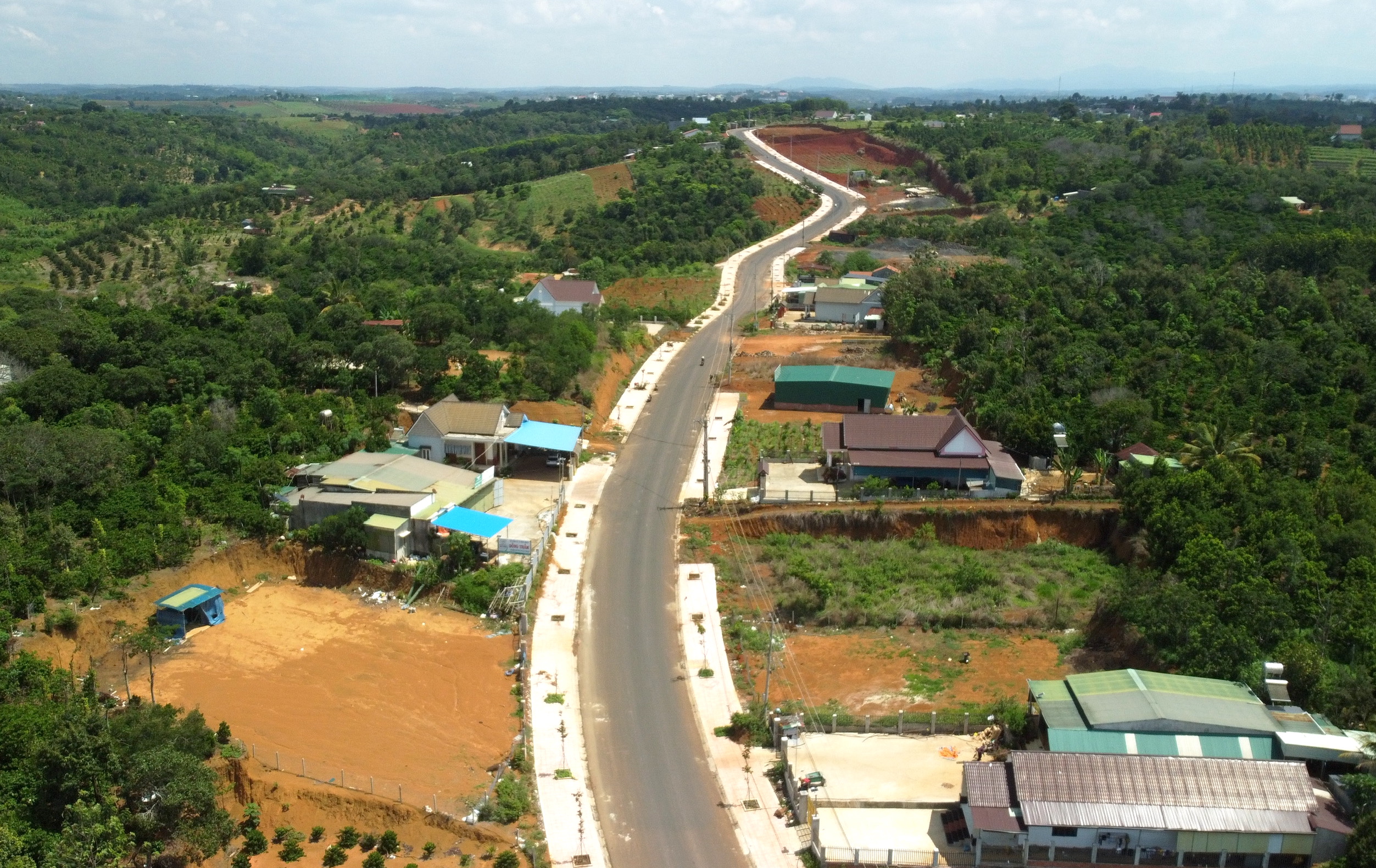 Đắk Nông: Dự án đường 57 tỷ đồng chậm tiến độ vì vướng 32 hộ dân- Ảnh 3. Đắk Nông: Dự án đường 57 tỷ đồng chậm tiến độ vì vướng 32 hộ dân- Ảnh 3.