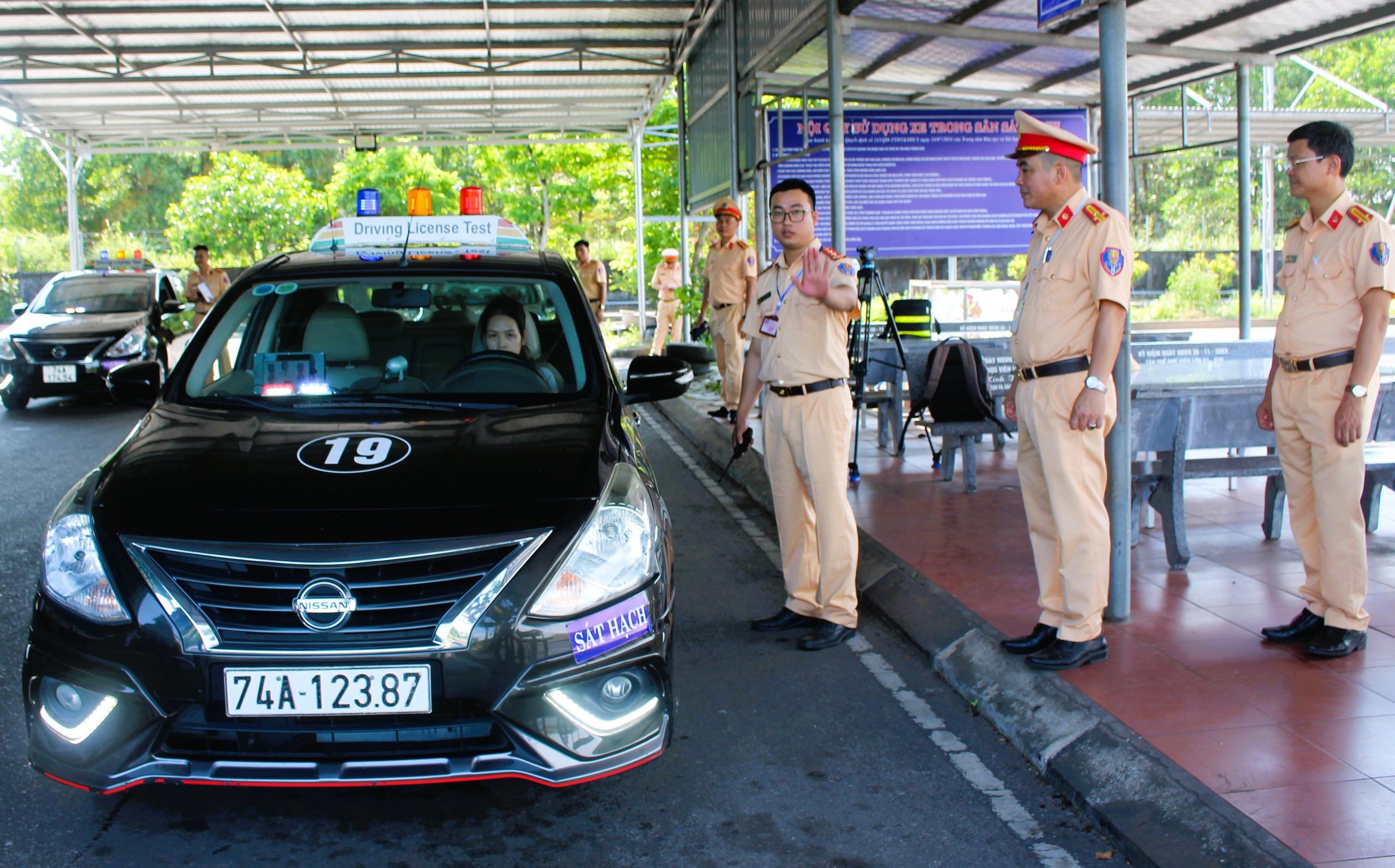 CSGT Quảng Trị kiểm tra hồ sơ, nồng độ cồn học vi&ecirc;n trước khi s&aacute;t hạch l&aacute;i xe- Ảnh 1.