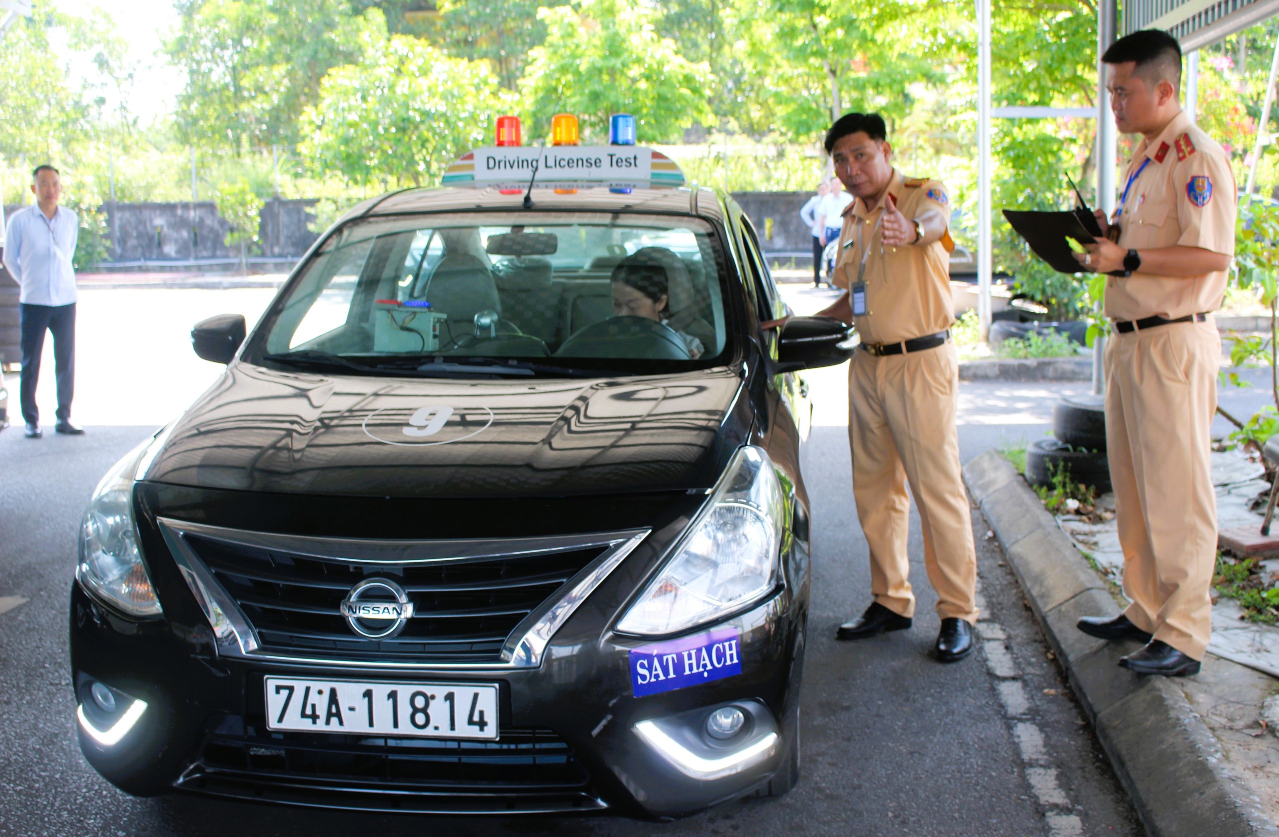 CSGT Quảng Trị kiểm tra hồ sơ, nồng độ cồn học vi&ecirc;n trước khi s&aacute;t hạch l&aacute;i xe- Ảnh 10.